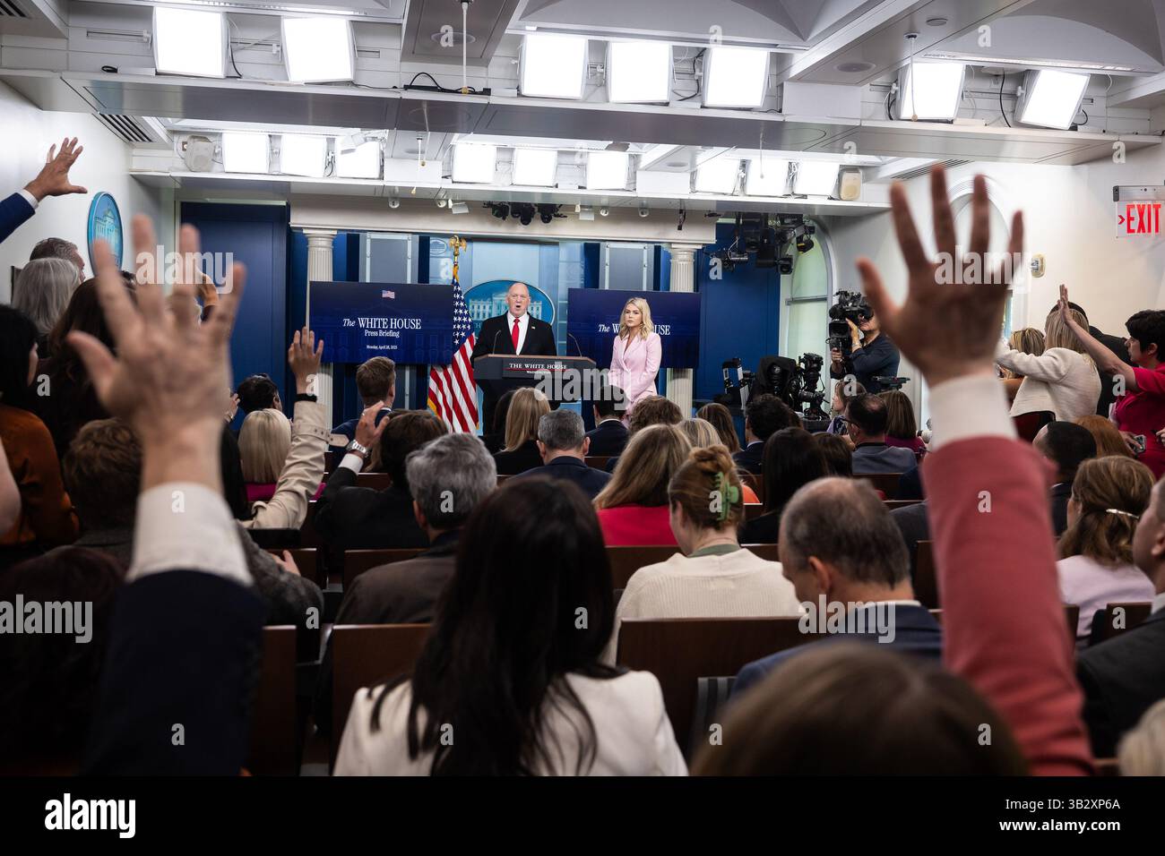Washington, Stati Uniti. 28 aprile 2025. Lo "zar di confine" della Casa Bianca Tom Homan e il segretario alla stampa della Casa Bianca Karoline Leavitt tengono un briefing alla Casa Bianca lunedì 28 aprile 2025. Homan ha dato un aggiornamento sul confine meridionale degli Stati Uniti. Foto di Francis Chung/UPI credito: UPI/Alamy Live News Foto Stock