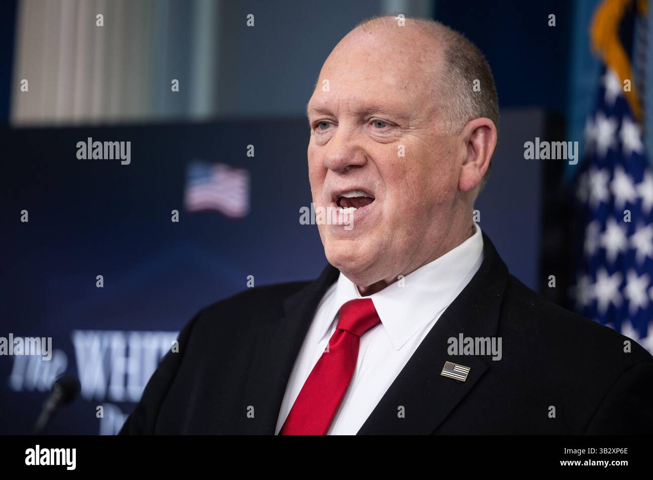 Washington, Stati Uniti. 28 aprile 2025. Lo "zar di confine" della Casa Bianca Tom Homan e il segretario alla stampa della Casa Bianca Karoline Leavitt tengono un briefing alla Casa Bianca lunedì 28 aprile 2025. Homan ha dato un aggiornamento sul confine meridionale degli Stati Uniti. Foto di Francis Chung/UPI credito: UPI/Alamy Live News Foto Stock