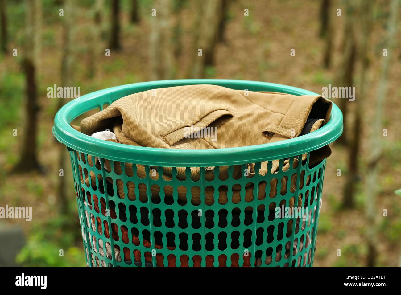 Vestiti sporchi nel cestello Foto Stock