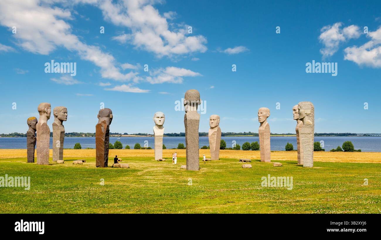 Statue di Dodekalitten, grandi sculture in pietra moderne in cerchio, in un paesaggio rurale che si affaccia sulle acque di Småland, Kragenaes, Lolland Island, Zealand Reg Foto Stock