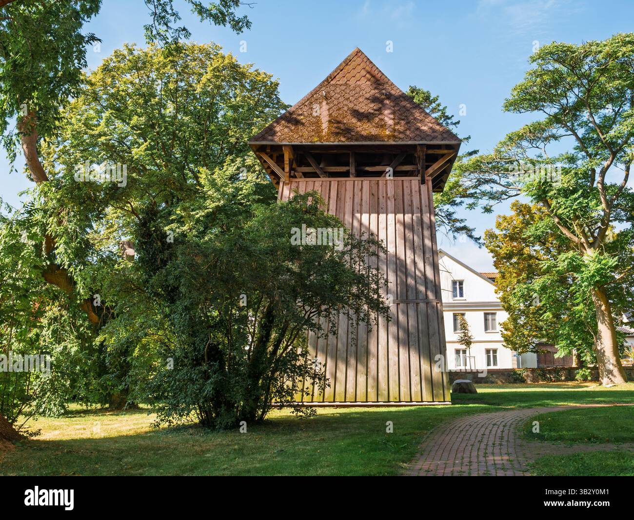 Campanile in legno indipendente della chiesa di San Giorgio nella città di Wiek sulla penisola di Wittow, Rügen, Meclemburgo-Vorpommern, Germania Foto Stock