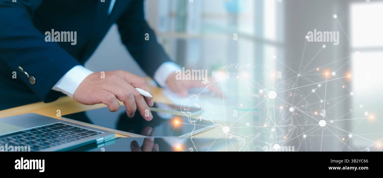 Tecnologia digitale, concetto di tecnologia di rete globale su Internet, scambio di dati, informazioni sull'e-commerce, big data, uomo d'affari che utilizza un tablet digitale Foto Stock