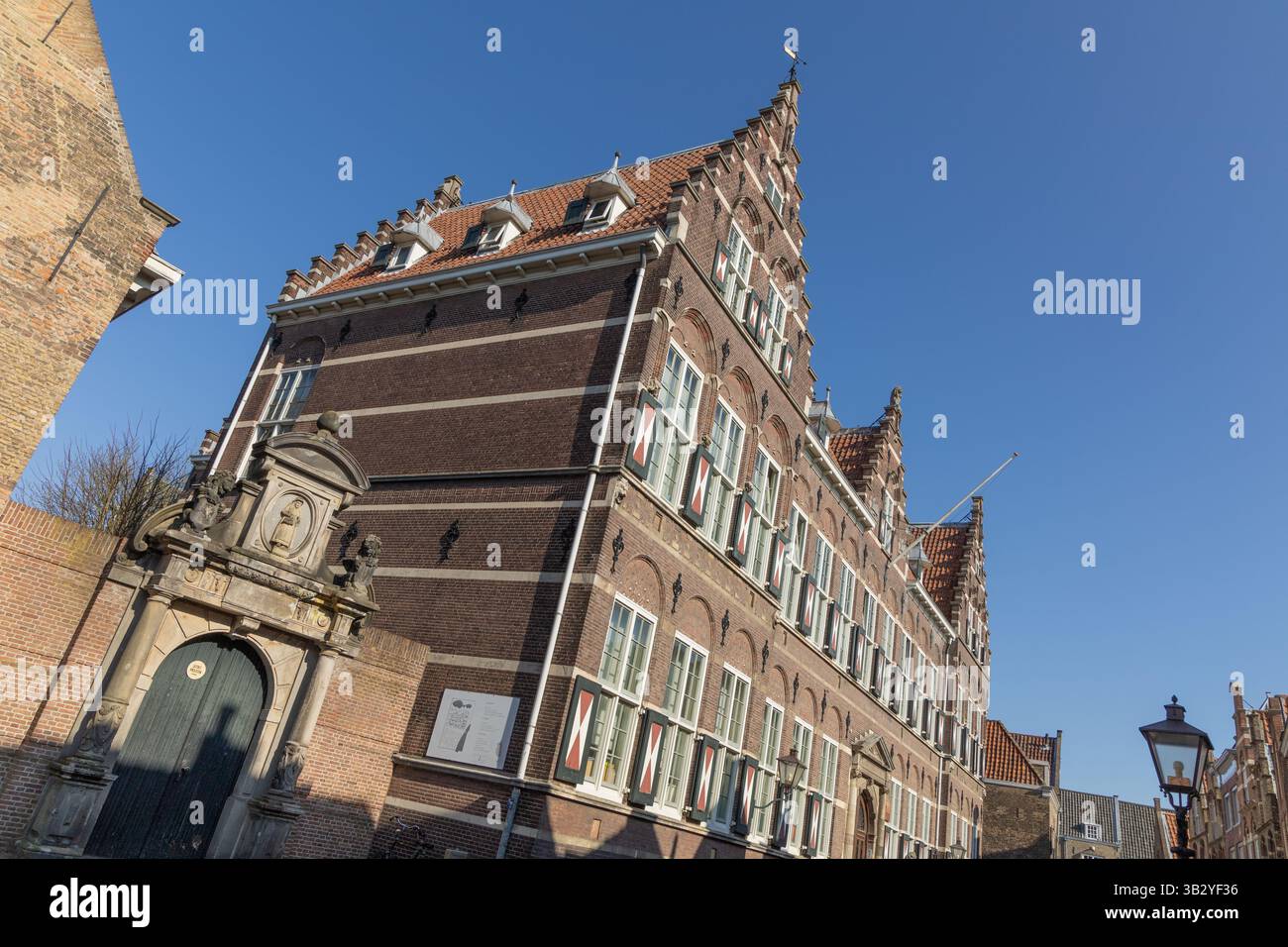 Edifici storici con sfondo blu a Dordrecht. Foto Stock
