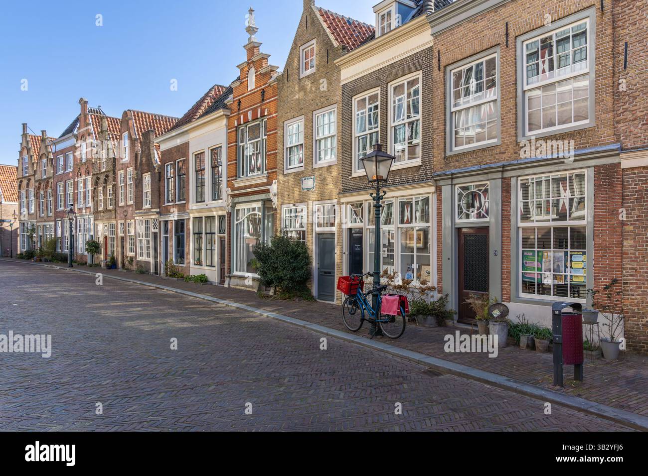 Strada storica 'Hofstraat' ed edifici a Dordrecht. Foto Stock