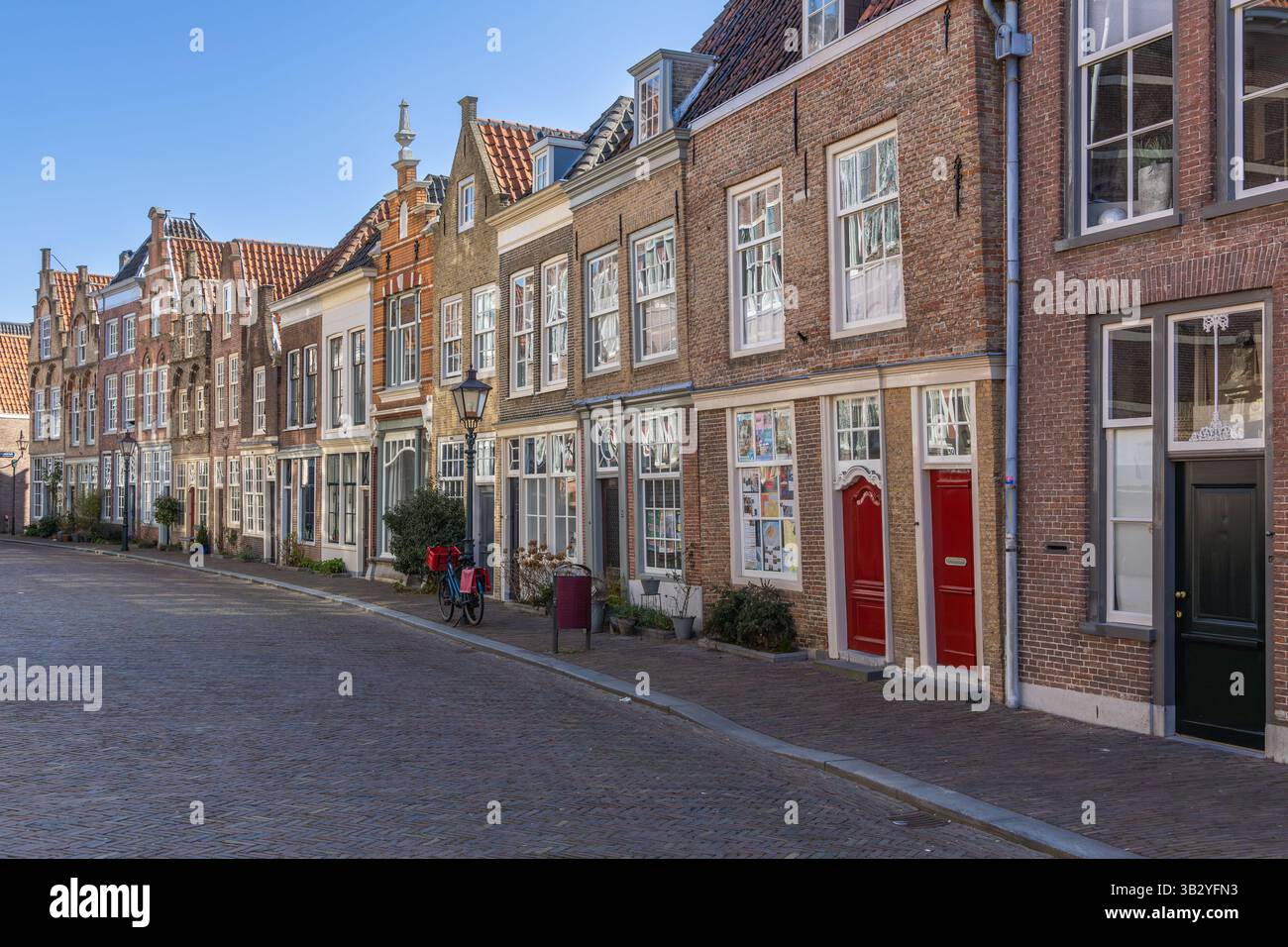 Strada storica 'Hofstraat' ed edifici a Dordrecht. Foto Stock
