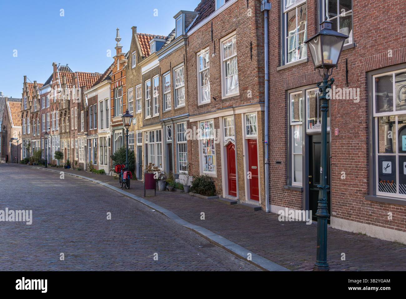 Strada storica ed edifici a Dordrecht. Foto Stock