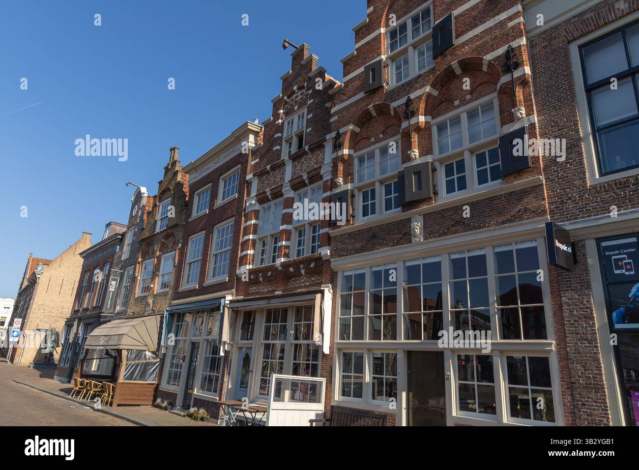 Strada storica ed edifici a Dordrecht. Foto Stock