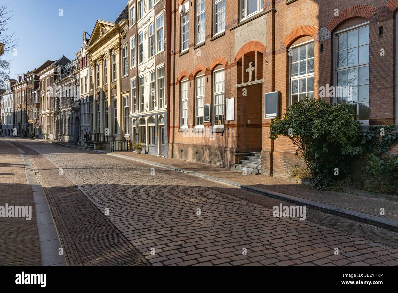 Strada storica ed edifici a Dordrecht. Foto Stock