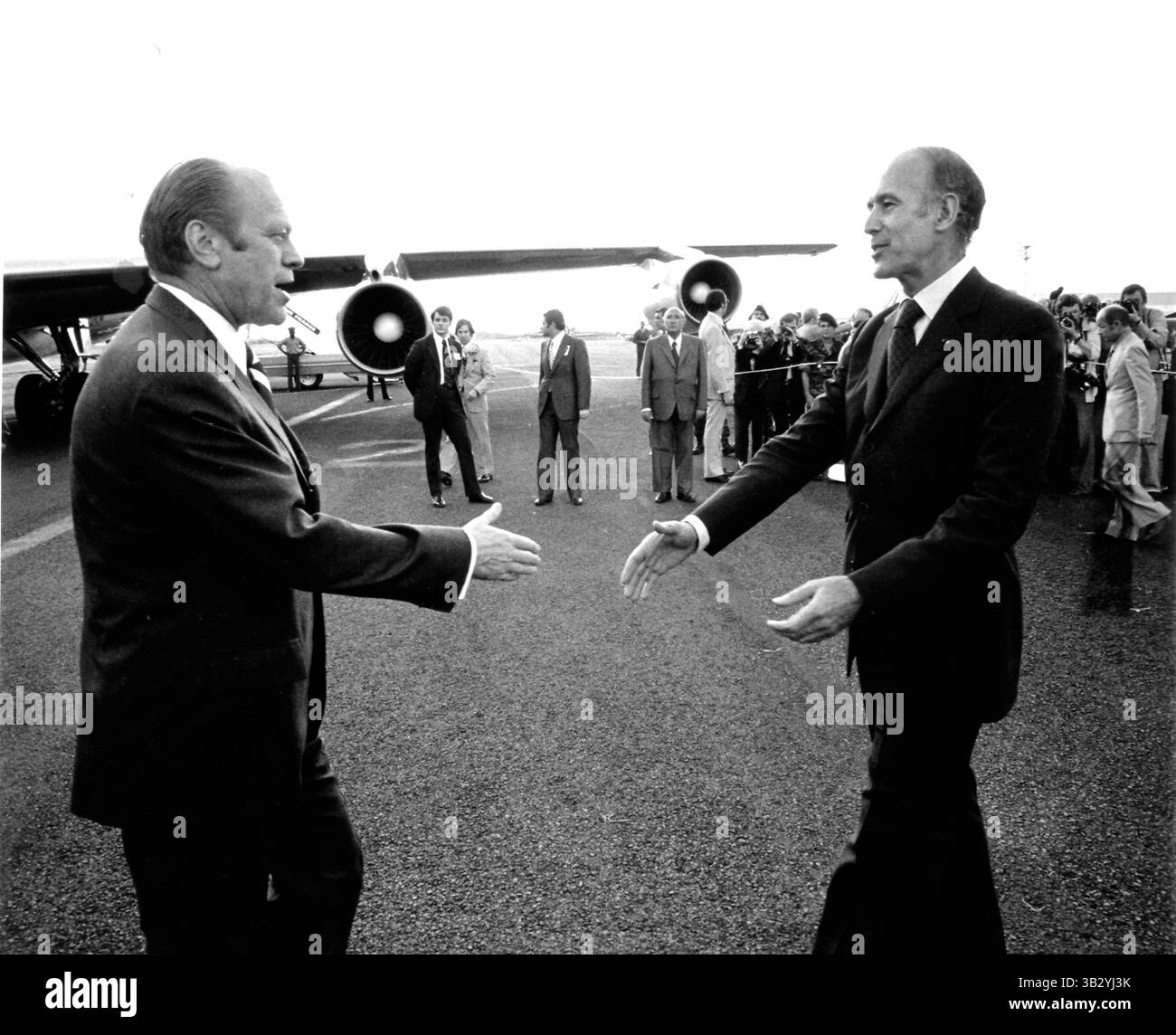 27 novembre 2004 - Martinica - il presidente degli Stati Uniti Gerald R. Ford saluta il presidente francese ValÅ½ry Giscard d'Estaing in Martinica all'inizio del terzo viaggio all'estero del presidente Ford il 14 dicembre 1974. La sua prima visita fu breve in Messico. È stata seguita in novembre dalla sua visita in Giappone, Corea del Sud e Unione delle Repubbliche Socialiste sovietiche (U.S.R.).credito obbligatorio: David Hume Kennerly / Casa Bianca via CNP (Credit Image: © David Hume Kennerly/CNP via ZUMA Wire) Foto Stock