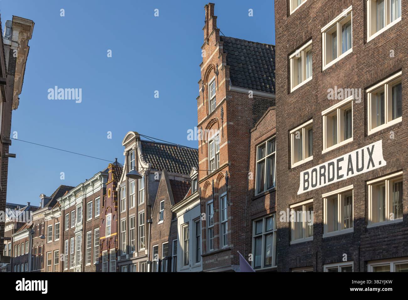 Edifici storici "Bordeaux" con sfondo blu a Dordrecht Foto Stock
