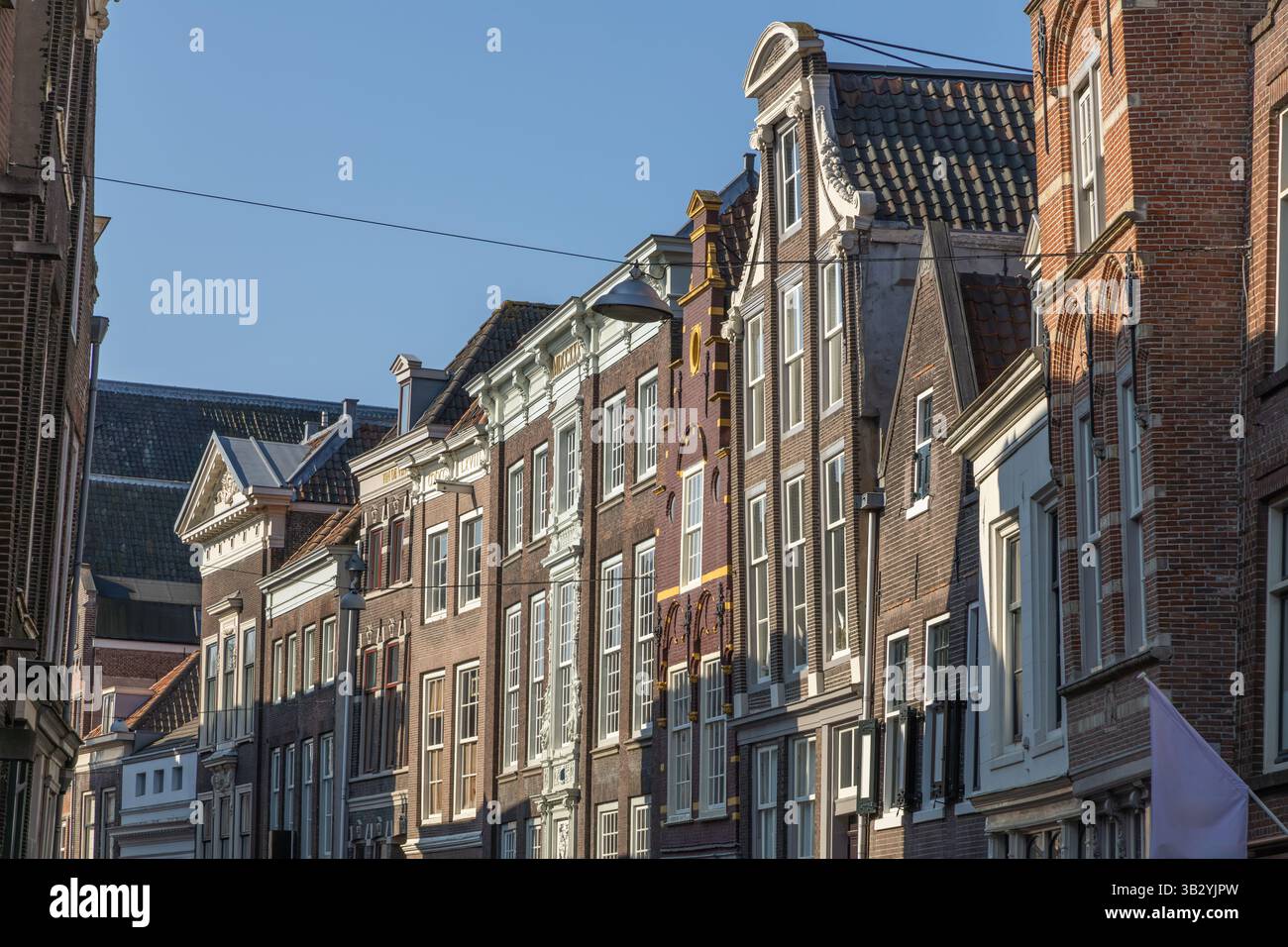 Edifici storici con sfondo blu a Dordrecht Foto Stock