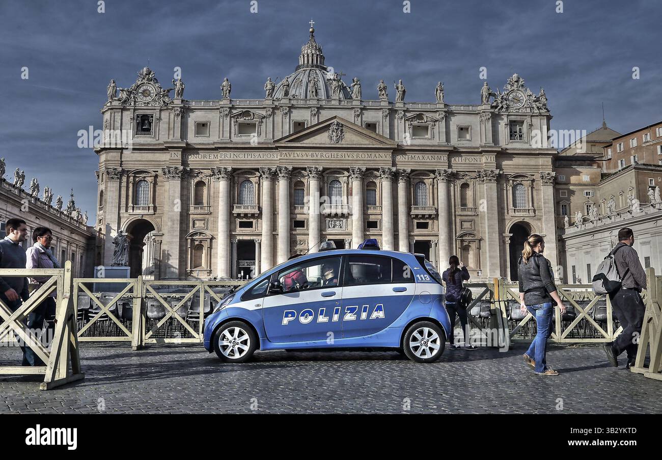 15 novembre 2015 - Stato della città del Vaticano (Santa sede) - polizia italiana in Piazza San Pietro in Vaticano. (Immagine di credito: © Evandro Inetti via ZUMA Wire) Foto Stock