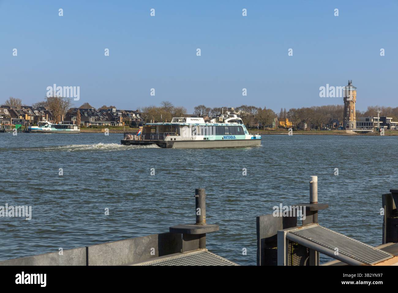 Dordrecht, Paesi Bassi. 16 marzo 2025. Un servizio di vaporetto sul fiume Maas tra Dordrecht e Papendrecht. Foto Stock