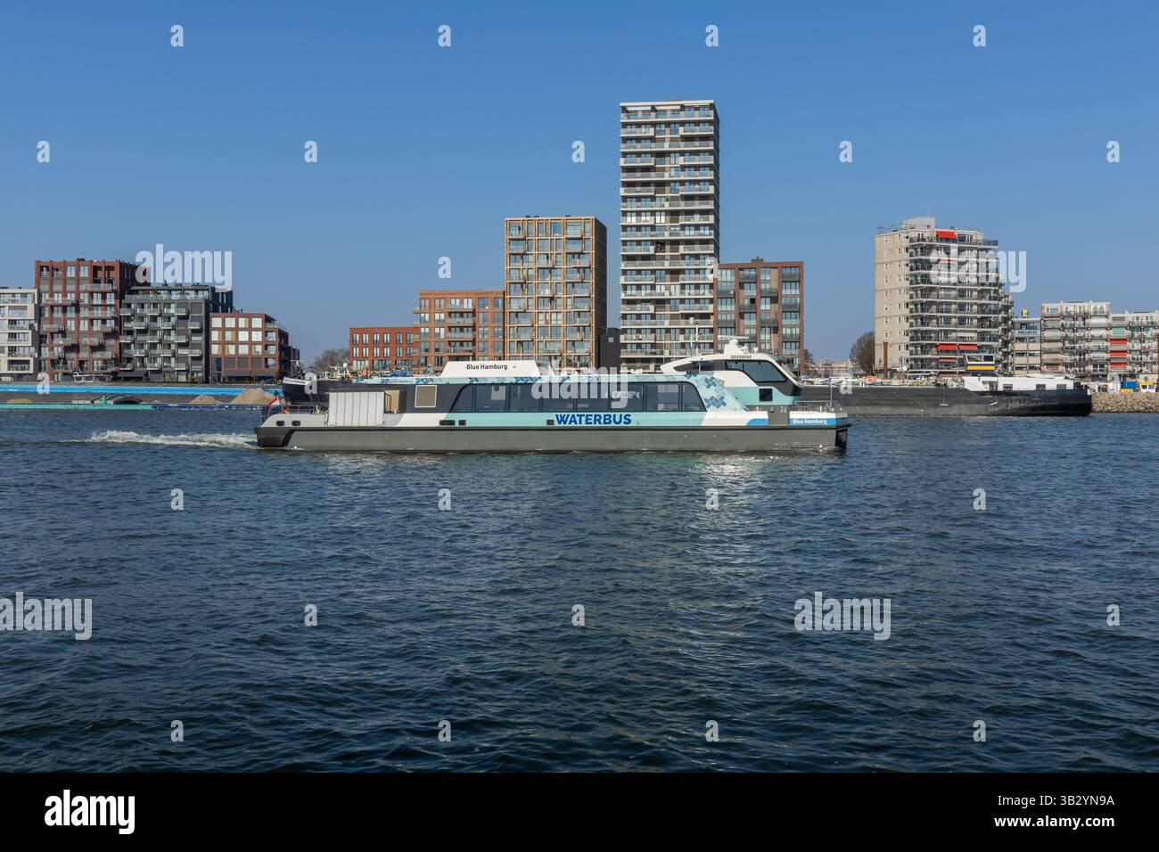 Dordrecht, Paesi Bassi. 16 marzo 2025. Un servizio di vaporetto sul fiume Maas tra Dordrecht e Papendrecht. Foto Stock