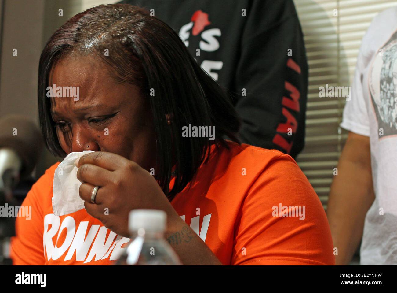 1° dicembre 2015 - Chicago, Illinois, Stati Uniti, una emotiva DOROTHY HOLMES, la madre di Ronald Johnson, parla a una conferenza stampa martedì, chiedendo che il video Dash cam di suo figlio girato alle spalle dalla polizia di Chicago lo scorso anno venga rilasciato al pubblico. (Immagine di credito: © Phil Velasquez/TNS tramite cavo ZUMA) Foto Stock