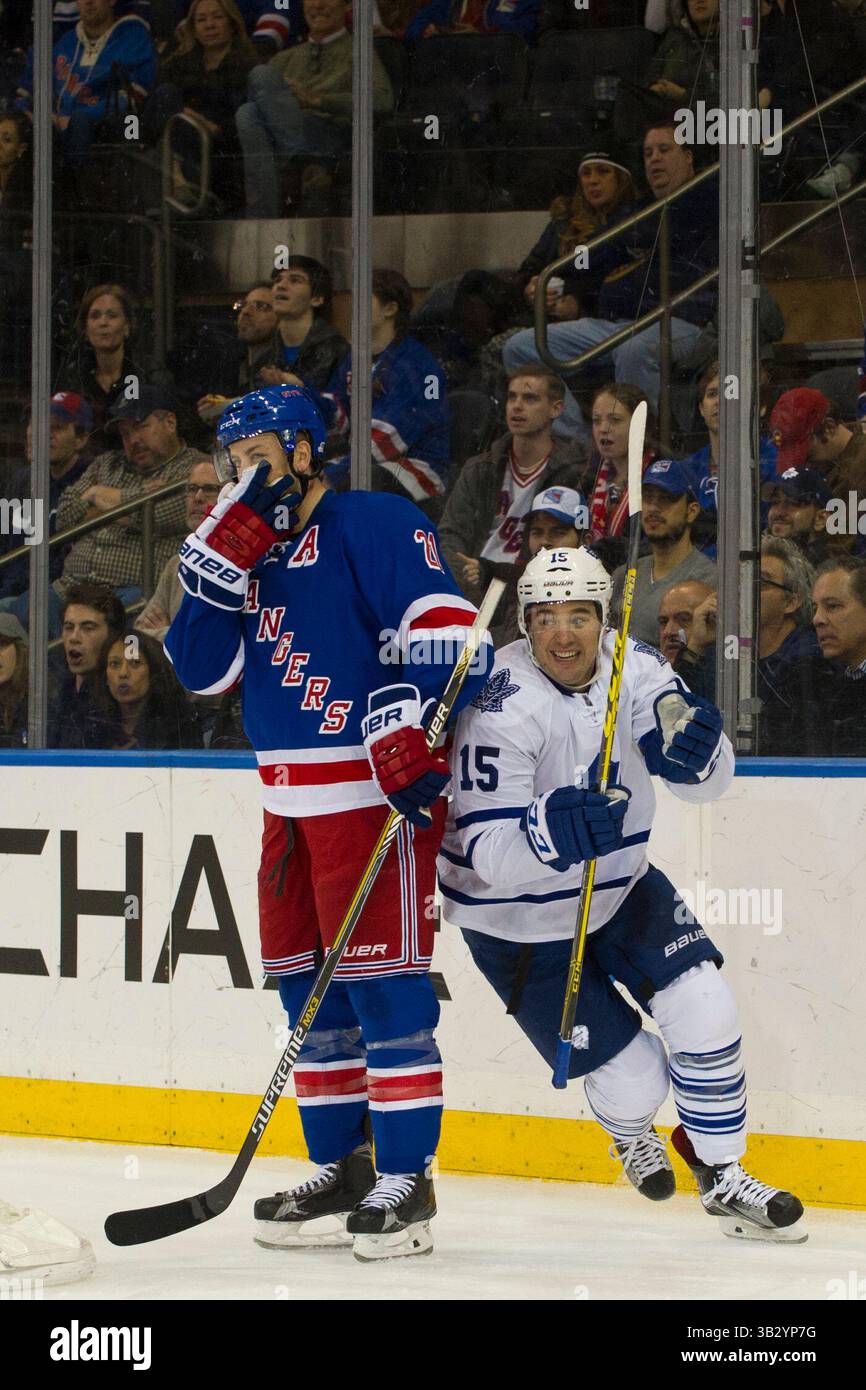 15 novembre 2015: L'ala destra dei Toronto Maple Leafs P.A. Parenteau (15) celebra un gol vicino al centro dei New York Rangers Derek Stepan (21) durante la partita tra i New York Rangers e i Toronto Maple Leafs al Madison Square Garden di Manhattan, New York. I New York Rangers sconfissero i Toronto Maple Leafs per 4-3. Credito obbligatorio: Kostas Lymperopoulos/CSM (immagine di credito: © Kostas Lymperopoulos/CSM tramite filo ZUMA) Foto Stock