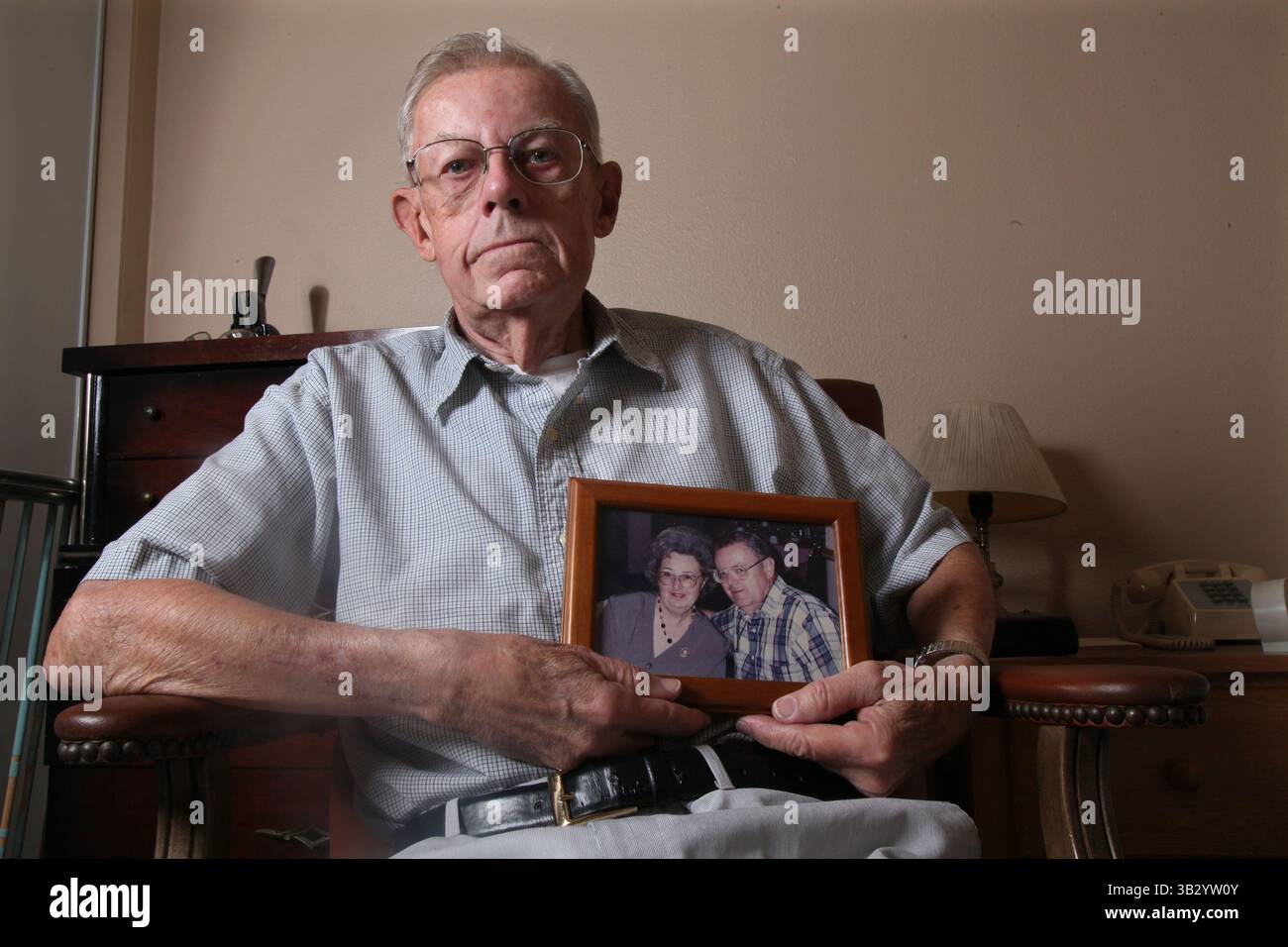 16 novembre 2015 - CA, USA - San Diego, CA. 16 novembre 2015 | Robert Raymond, 85 anni, ha avuto una bella vita, lavorando sodo e godendo il suo matrimonio con Claire. Ma hanno esaurito tutti i loro risparmi nel prendersi cura delle sue esigenze mediche. Vive nel palazzo Potiker Family Residences in centro con l'assistenza di diverse organizzazioni di assistenza senior, tra cui Serving Seniors e The Alpha Project. Sua moglie e' in una struttura di assistenza a Point Loma. | credito fotografico obbligatorio: Peggy Peattie / San Diego Union-Tribune (immagine di credito: © Peggy Peattie/U-T San Diego via ZUMA Wire) Foto Stock