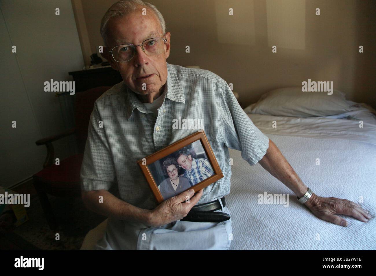 16 novembre 2015 - CA, USA - San Diego, CA. 16 novembre 2015 | Robert Raymond, 85 anni, ha avuto una bella vita, lavorando sodo e godendo il suo matrimonio con Claire. Ma hanno esaurito tutti i loro risparmi nel prendersi cura delle sue esigenze mediche. Vive nel palazzo Potiker Family Residences in centro con l'assistenza di diverse organizzazioni di assistenza senior, tra cui Serving Seniors e The Alpha Project. Sua moglie e' in una struttura di assistenza a Point Loma. | credito fotografico obbligatorio: Peggy Peattie / San Diego Union-Tribune (immagine di credito: © Peggy Peattie/U-T San Diego via ZUMA Wire) Foto Stock