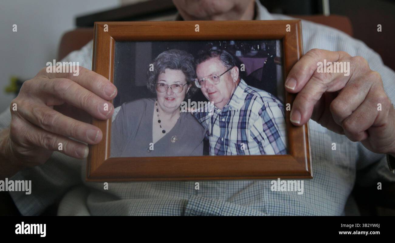 16 novembre 2015 - CA, USA - San Diego, CA. 16 novembre 2015 | Robert Raymond, 85 anni, ha avuto una bella vita, lavorando sodo e godendo il suo matrimonio con Claire. Ma hanno esaurito tutti i loro risparmi nel prendersi cura delle sue esigenze mediche. Vive nel palazzo Potiker Family Residences in centro con l'assistenza di diverse organizzazioni di assistenza senior, tra cui Serving Seniors e The Alpha Project. Sua moglie e' in una struttura di assistenza a Point Loma. | credito fotografico obbligatorio: Peggy Peattie / San Diego Union-Tribune (immagine di credito: © Peggy Peattie/U-T San Diego via ZUMA Wire) Foto Stock