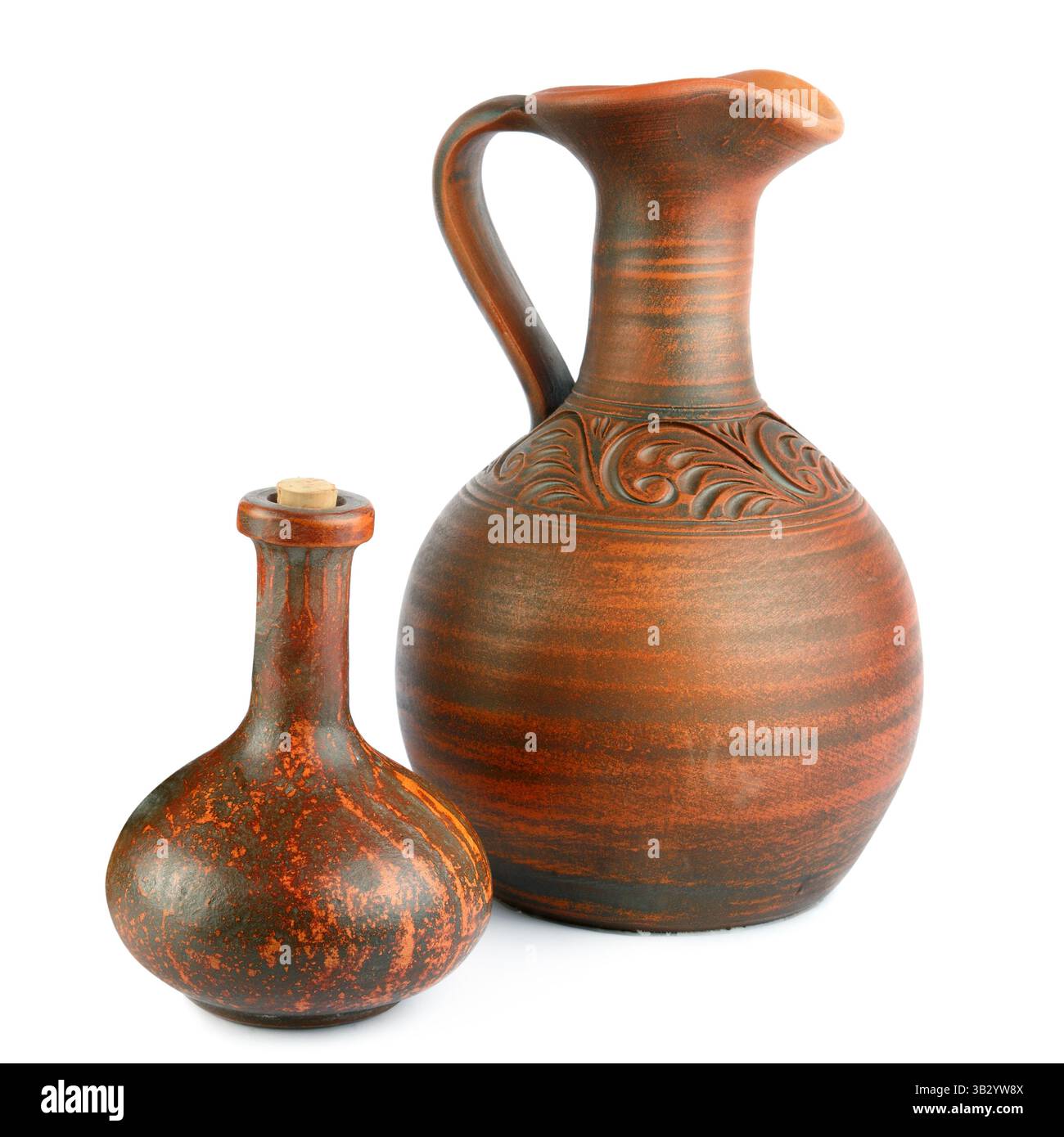 Vecchia pentola in ceramica - attrezzatura retrò per cucinare isolata su sfondo bianco. Foto Stock