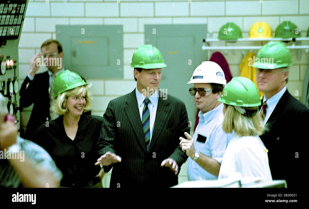1 maggio 2015 - Hallsburg, Texas, Stati Uniti d'America - Hallsburg, Texas 8-28-1992.Clinton/ Gore Campaign Texas Bus Tour. Il governatore William Clinton insieme al suo compagno di corsa, il senatore Albert Gore Jr., e le loro mogli Tipper e Hillary, sono mostrati gli interni alla centrale elettrica di tu Electric Tradinghouse. Dal direttore dello stabilimento Carl Payne. . Crediti: Mark Reinstein (immagine di credito: © Mark Reinstein tramite ZUMA Wire) Foto Stock