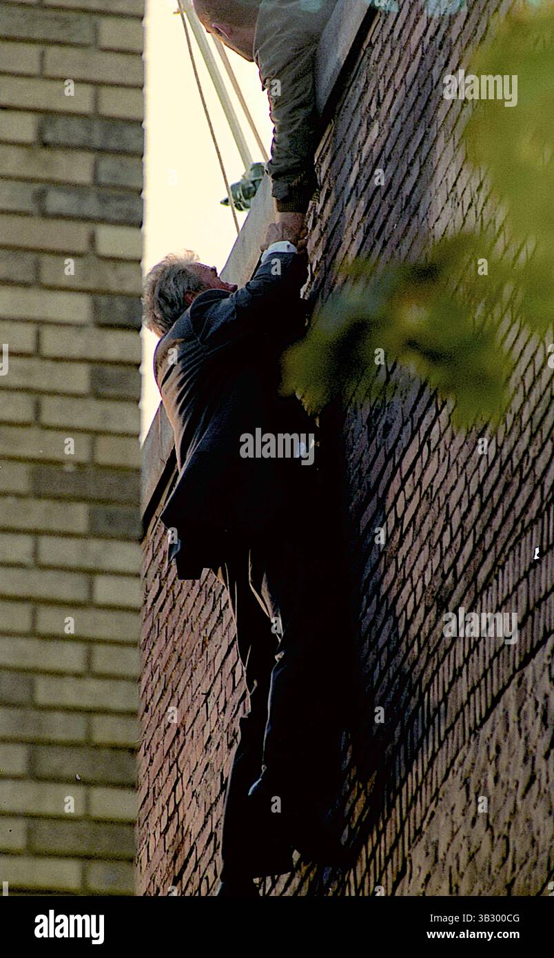 5 giugno 2015 - Washington, District of Columbia, Stati Uniti d'America - Washington, DC. Ottobre 1992.Clint Eastwood interpreta la parte dell'agente dei servizi segreti Frank Horrigan che filma la scena di inseguimento sul tetto con John Malkovich nel ruolo dell'assasin della CIA Mitch Leary. Dal film "in the Line of Fire". Crediti: Mark Reinstein (immagine di credito: © Mark Reinstein tramite ZUMA Wire) Foto Stock 5 giugno 2015 - Washington, District of Columbia, Stati Uniti d'America - Washington, DC. Ottobre 1992.Clint Eastwood interpreta la parte dell'agente dei servizi segreti Frank Horrigan che filma la scena di inseguimento sul tetto con John Malkovich nel ruolo dell'assasin della CIA Mitch Leary. Dal film "in the Line of Fire". Crediti: Mark Reinstein (immagine di credito: © Mark Reinstein tramite ZUMA Wire) Foto Stock