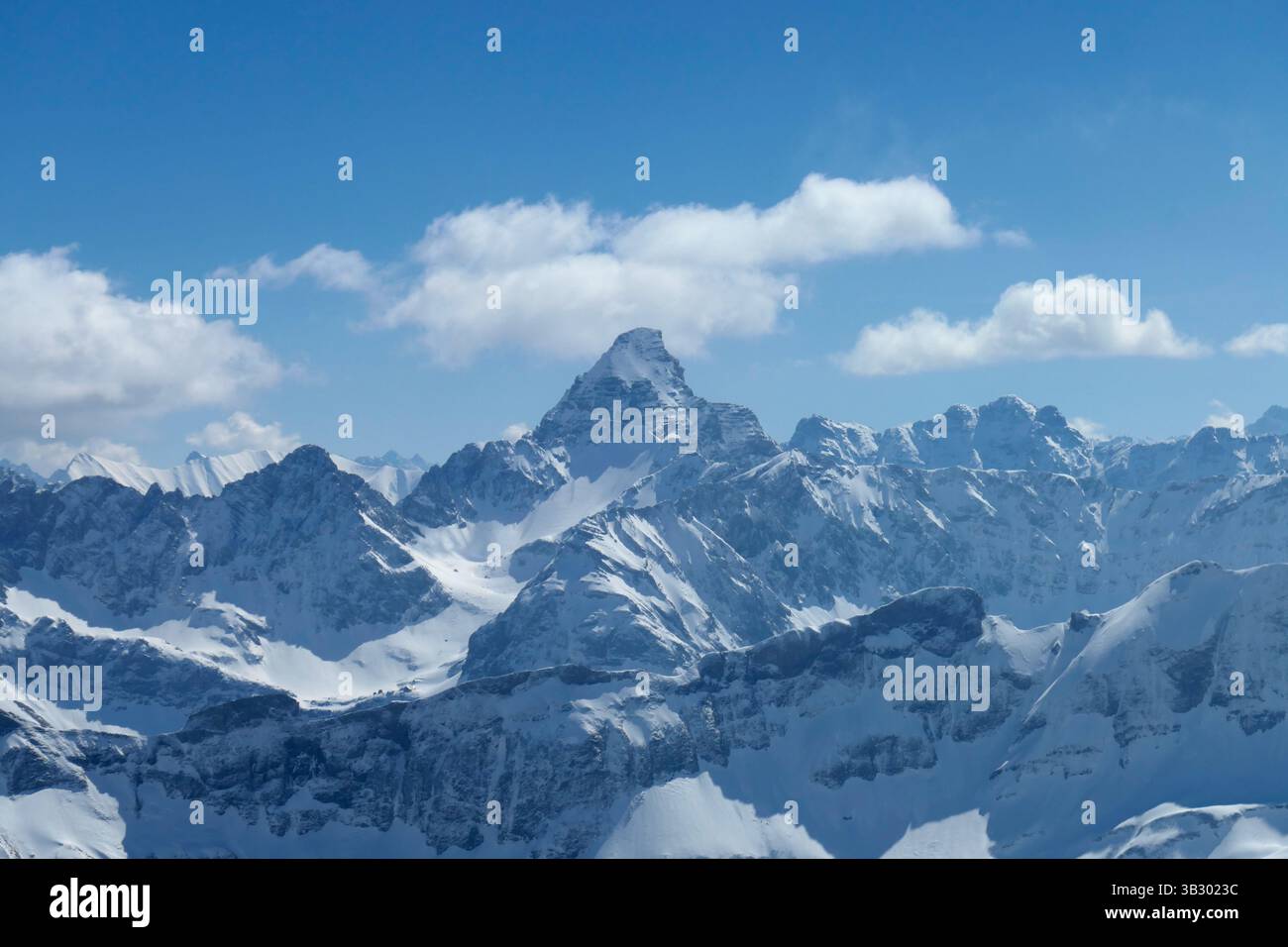 La vetta dell'Hochvogel, alta tra le Alpi innevate, è l'inverno più maestoso Foto Stock