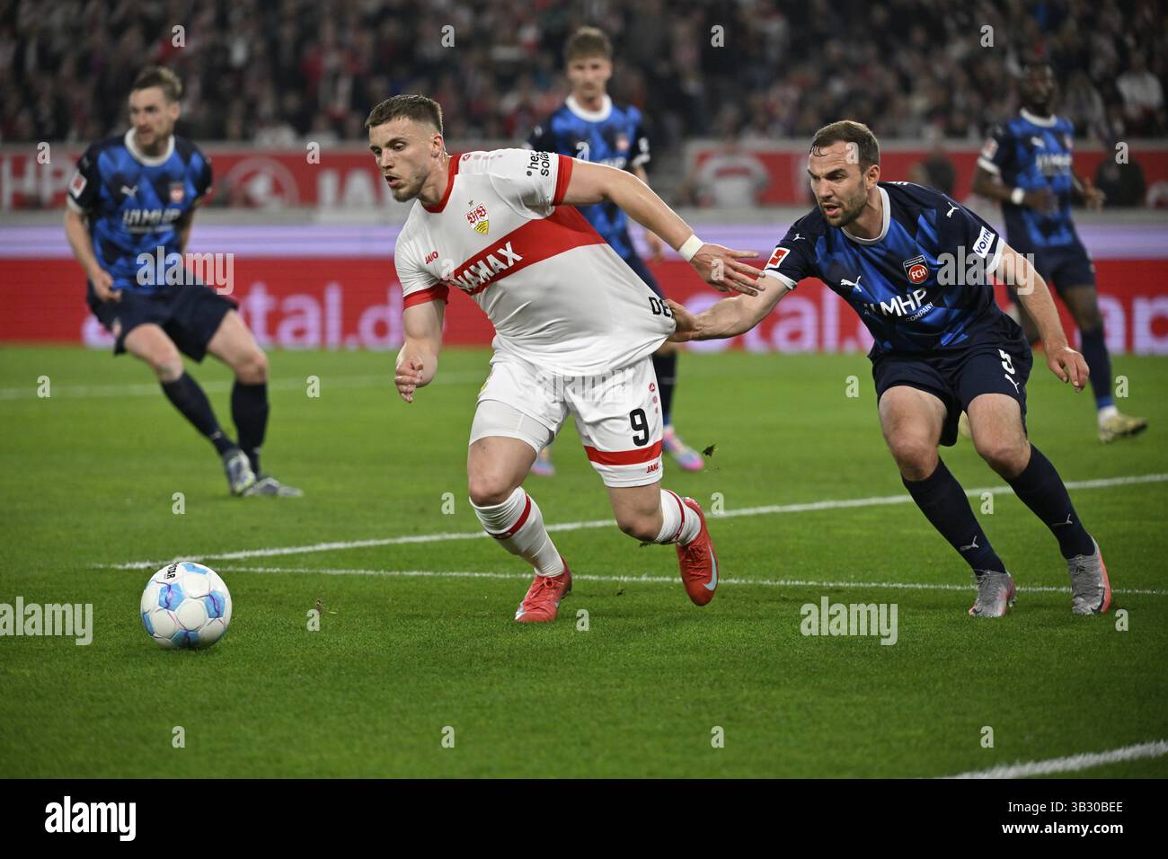 Duello, azione Ermedin Demirovic VfB Stuttgart (09) contro Benedikt Gimber 1. FC Heidenheim 1846 FCH (05) Shirt Pull MHPArena, MHP Arena Stuttgart, Bad Foto Stock