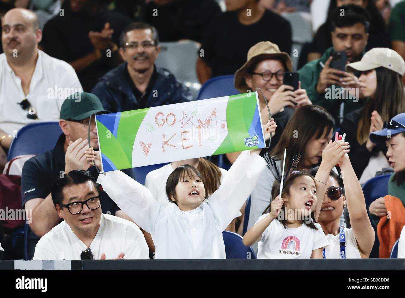 MELBOURNE, AUSTRALIA - 12 GENNAIO: Tifosi come Thiago Monteiro del Brasile gioca Kei Nishikori del Giappone il giorno 1 degli Australian Open 2025 a Melbourne Pa Foto Stock