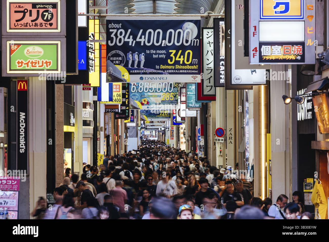OSAKA, GIAPPONE - 24 SETTEMBRE 2024: Vista all'interno della lunga e affollata strada dello shopping, Shin Sai Bashi Suji a Dotonbori, Osaka, Giappone, Asi Foto Stock