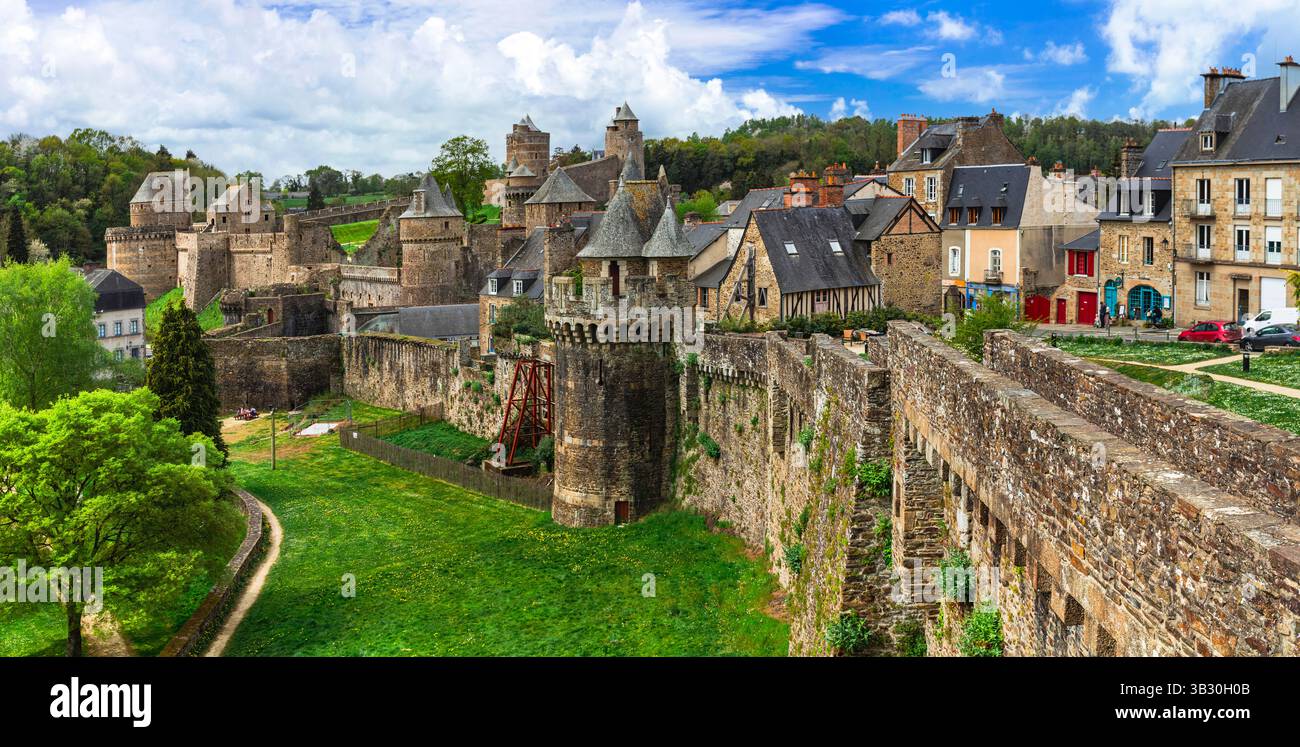 Viaggio in Francia e i migliori villaggi e castelli panoramici in Bretagna. Impressionante fortezza medievale e cittadina di Fougeres , vista su bastioni e torri. Foto Stock