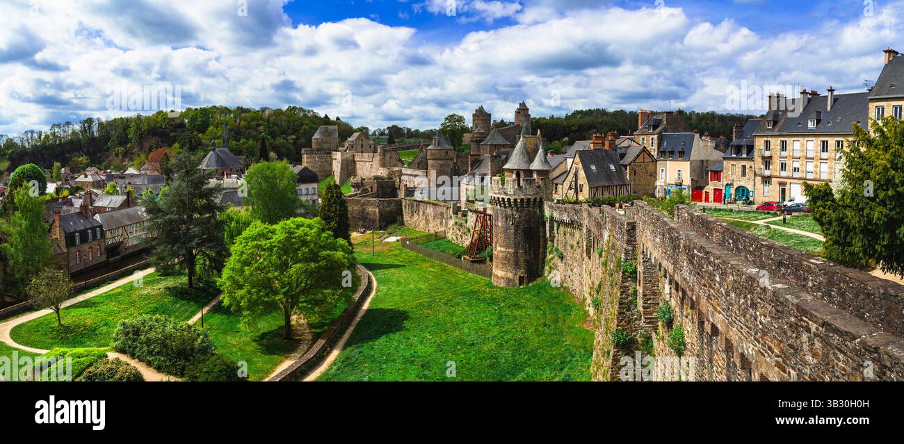 Viaggio in Francia e i migliori villaggi e castelli panoramici in Bretagna. Impressionante fortezza medievale e cittadina di Fougeres , vista su bastioni e torri. Uno di t Foto Stock