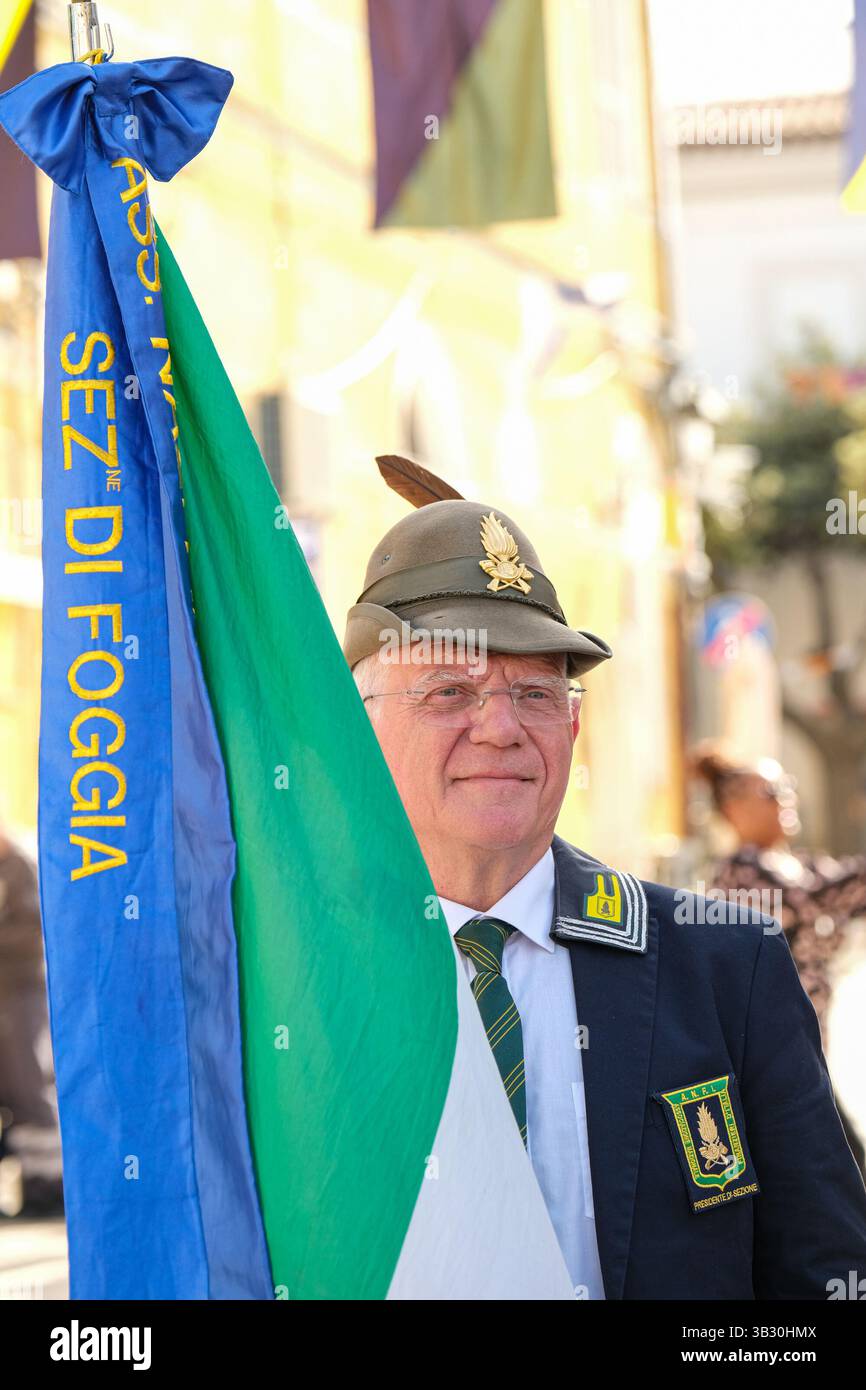 Campomarino, Italia. 23 aprile 2025. Membro della sezione Foggia dell'Associazione Nazionale Finanzieri d'Italia durante il 80° anniversario della Festa della Liberazione e ve a Campomarino. Credito: SOPA Images Limited/Alamy Live News Foto Stock