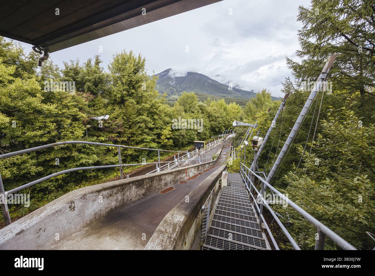 IIZUNA, GIAPPONE - 19 SETTEMBRE 2024: Avvia il gantry presso il campo da Bob Nagano 1998 Olympic Spiral Luge in una giornata autunnale umida a Iizuna V Foto Stock