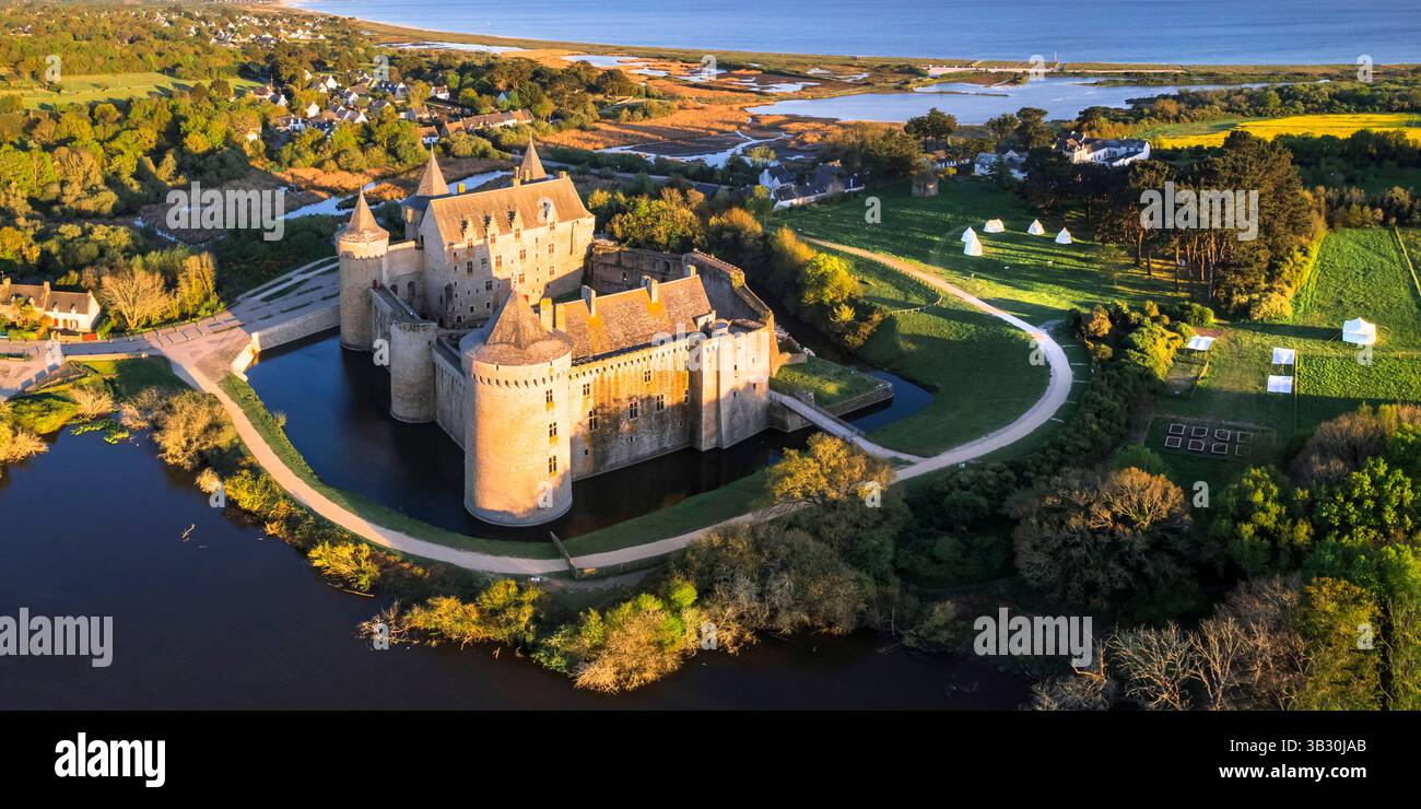I più bei castelli medievali francesi - l'incredibile castello di Suscinio (Susinio) al tramonto in Bretagna. vista panoramica aerea ad angolo alto Foto Stock