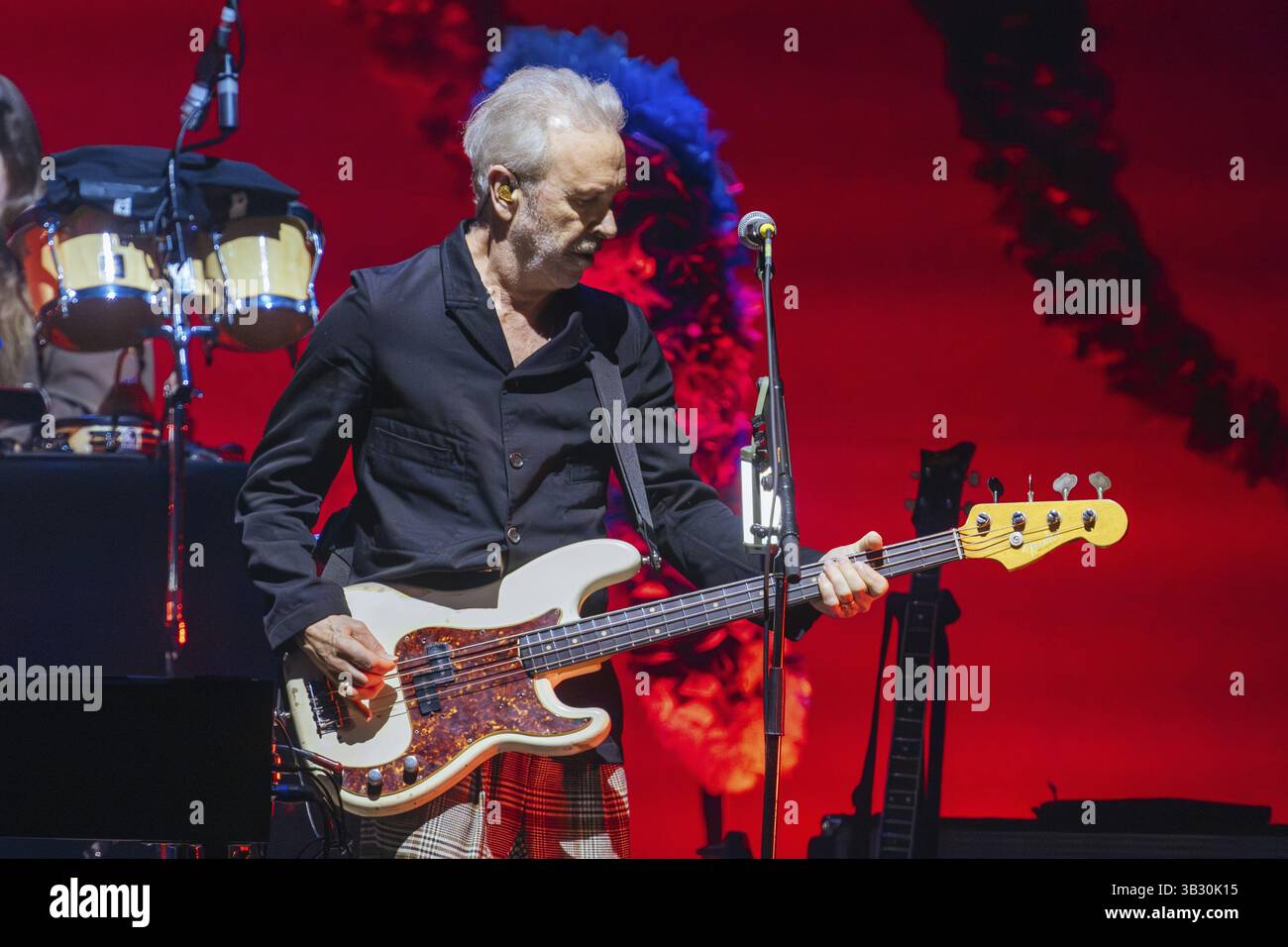 MELBOURNE, AUSTRALIA - 10 DICEMBRE: Neil Finn dei Crowded House si esibisce alla Rod Laver Arena il 10 dicembre 2024 a Melbourne, Australia, Oceania Foto Stock
