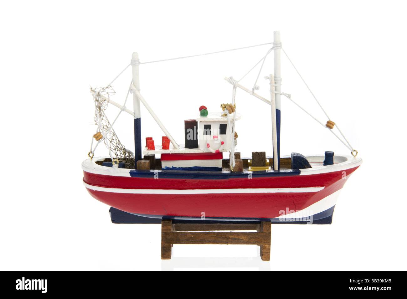 Miniatura in legno peschereccio barca isolate su sfondo bianco Foto Stock
