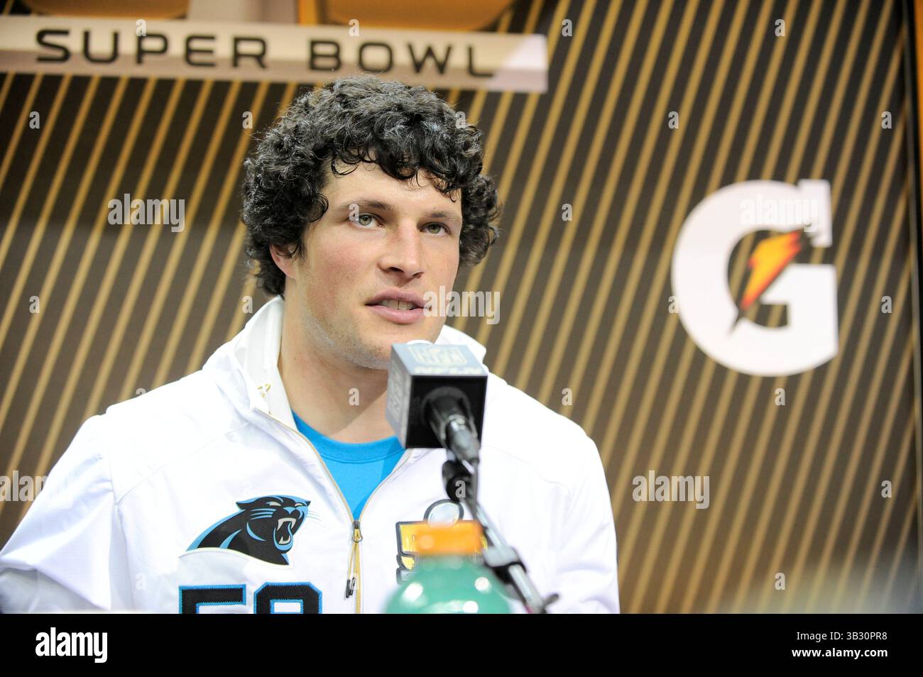 Lunedì 1 febbraio 2016: Il middle linebacker dei Carolina Panthers Luke Kuechly (59) parla ai membri dei media durante il giorno di apertura delle conferenze stampa per il Super Bowl 50 della National Football League tra i Denver Broncos e i Carolina Panthers al SAP Center, a San Jose, California. Eric Canha/CSM(immagine di credito: © Eric Canha/CSM tramite filo ZUMA) Foto Stock
