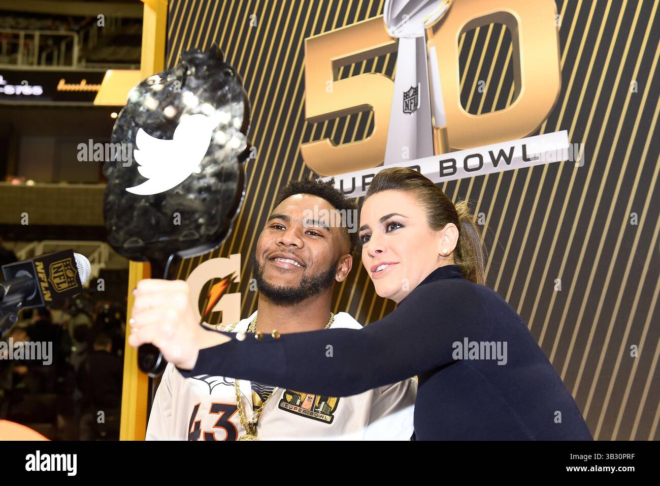 Lunedì 1 febbraio 2016: La forte safety dei Denver Broncos T.J. Ward (43) fa un selfie con un membro dei media durante il giorno di apertura delle conferenze stampa per il Super Bowl 50 della National Football League tra i Denver Broncos e i Carolina Panthers al SAP Center, a San Jose, California. Eric Canha/CSM(immagine di credito: © Eric Canha/CSM tramite filo ZUMA) Foto Stock