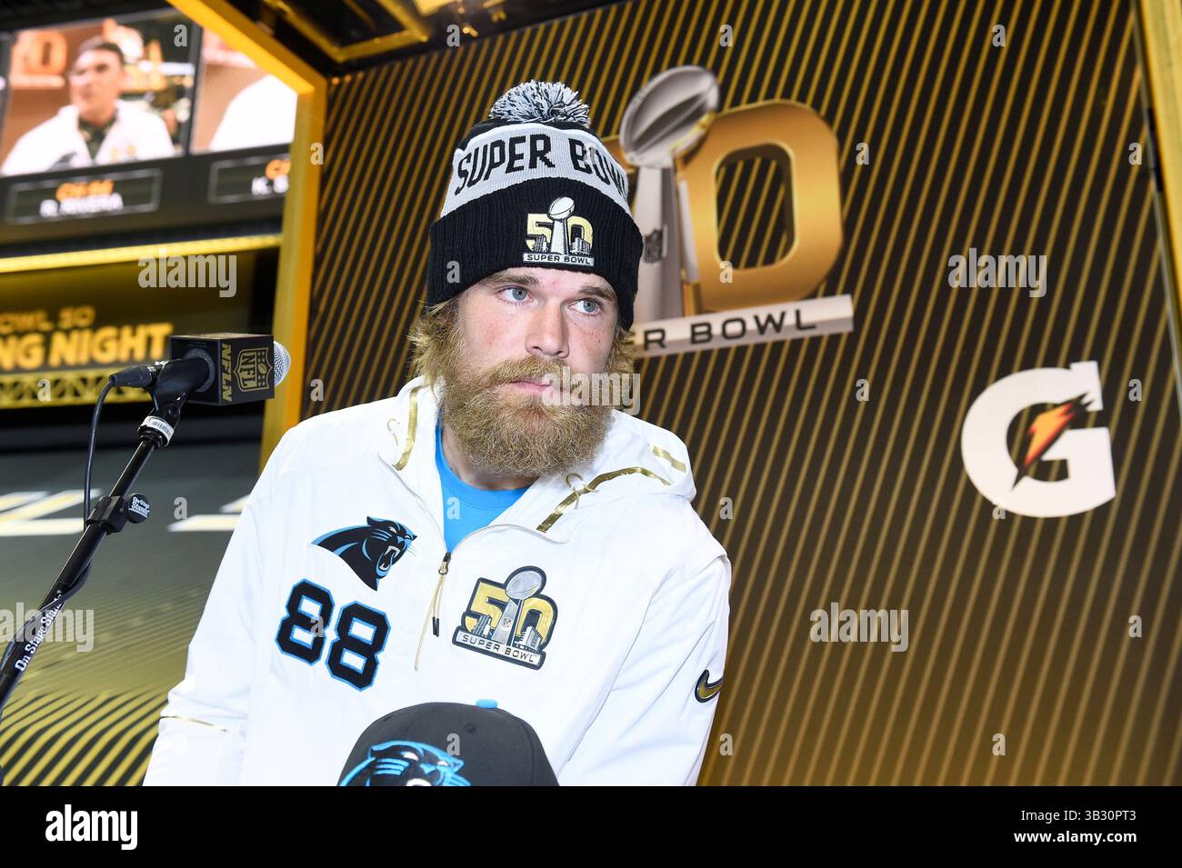 Lunedì 1 febbraio 2016: Il tight end dei Carolina Panthers Greg Olsen (88) parla con i membri dei media durante il giorno di apertura delle conferenze stampa per il Super Bowl 50 della National Football League tra i Denver Broncos e i Carolina Panthers al SAP Center, a San Jose, California. Eric Canha/CSM(immagine di credito: © Eric Canha/CSM tramite filo ZUMA) Foto Stock