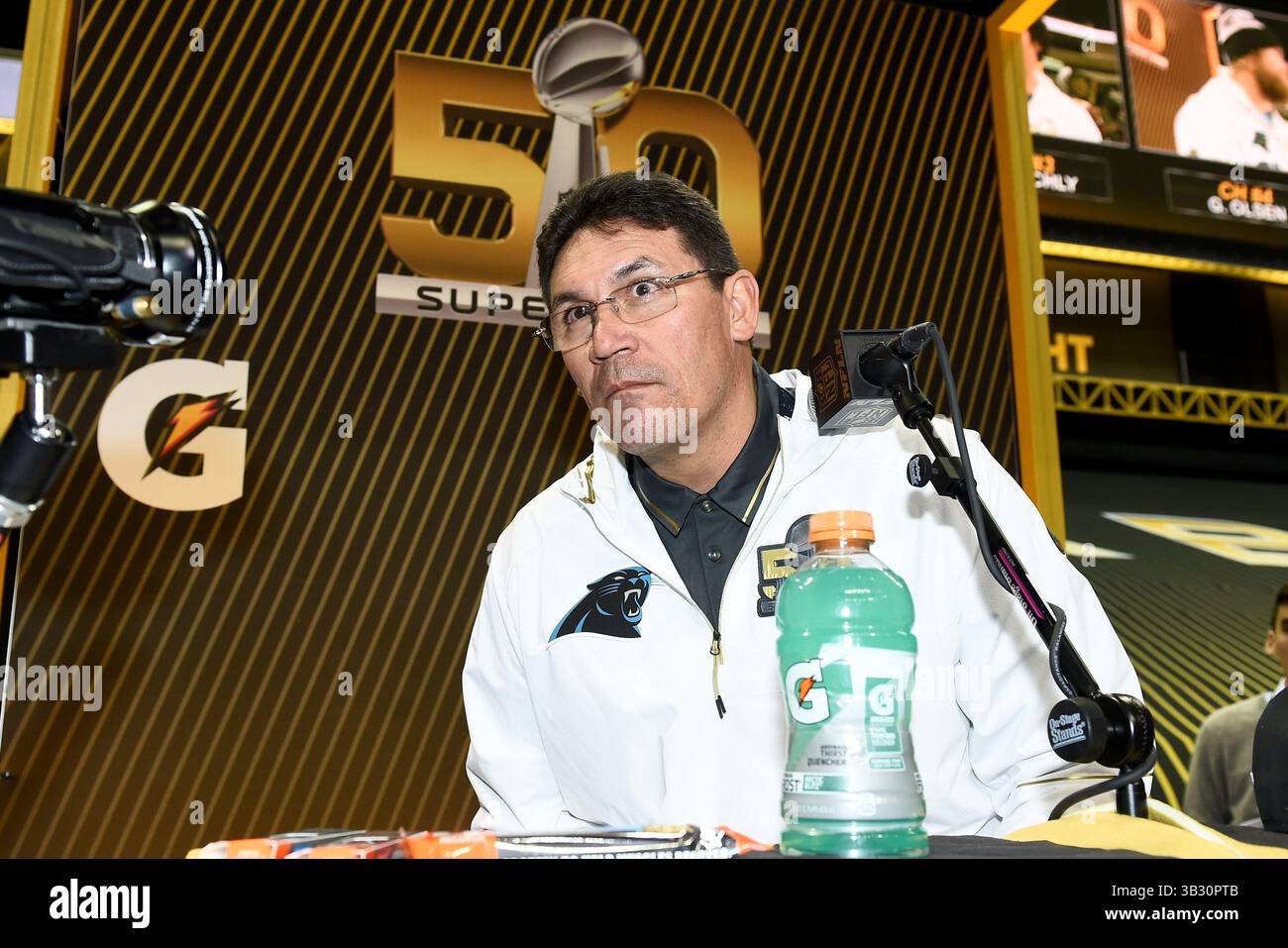Lunedì 1 febbraio 2016: Ron Rivera, capo-allenatore dei Carolina Panthers, parla con i membri dei media durante il giorno di apertura delle conferenze stampa per il Super Bowl 50 della National Football League tra i Denver Broncos e i Carolina Panthers al SAP Center, a San Jose, California. Eric Canha/CSM(immagine di credito: © Eric Canha/CSM tramite filo ZUMA) Foto Stock