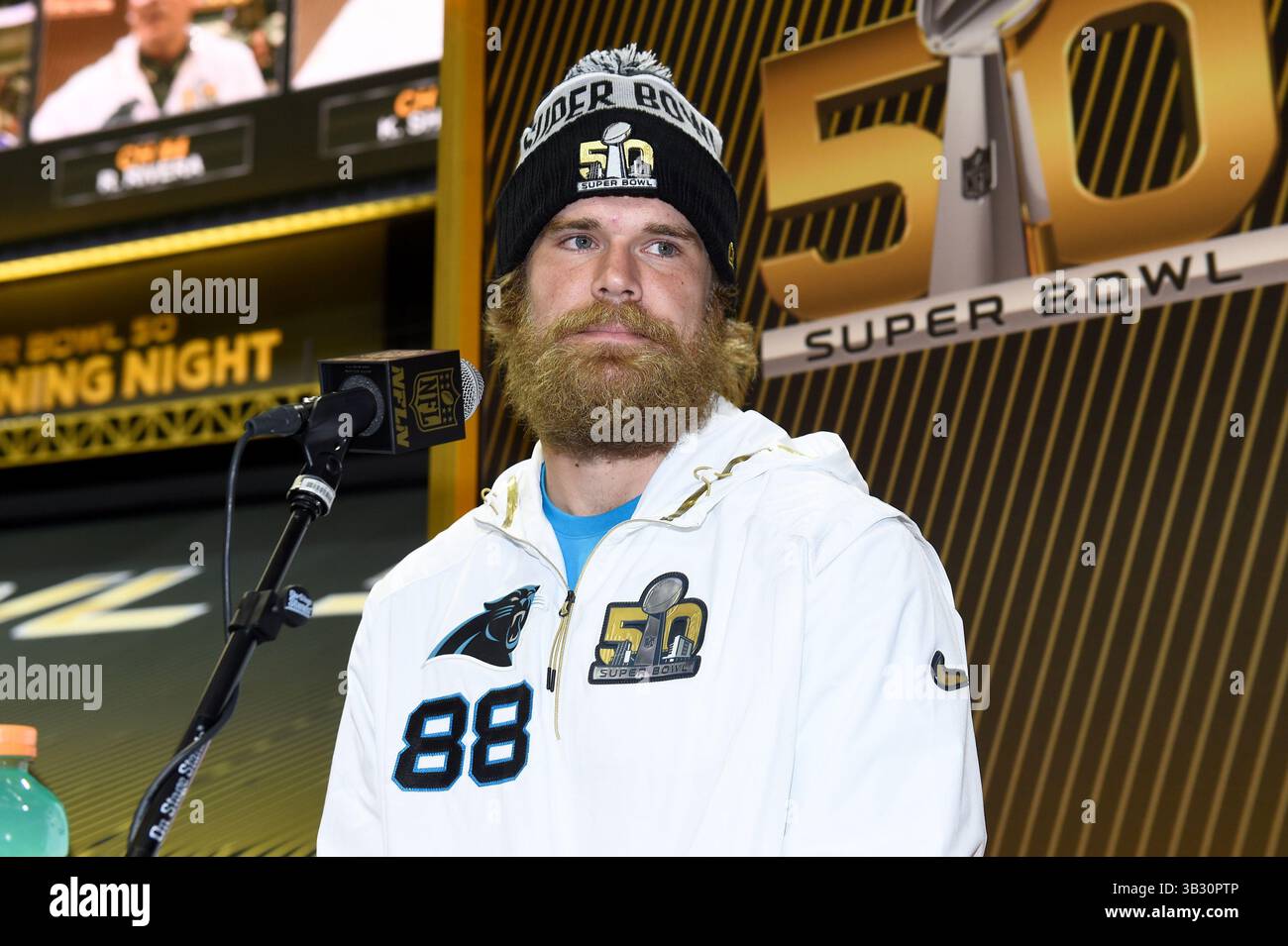 Lunedì 1 febbraio 2016: Il tight end dei Carolina Panthers Greg Olsen (88) parla con i membri dei media durante il giorno di apertura delle conferenze stampa per il Super Bowl 50 della National Football League tra i Denver Broncos e i Carolina Panthers al SAP Center, a San Jose, California. Eric Canha/CSM(immagine di credito: © Eric Canha/CSM tramite filo ZUMA) Foto Stock