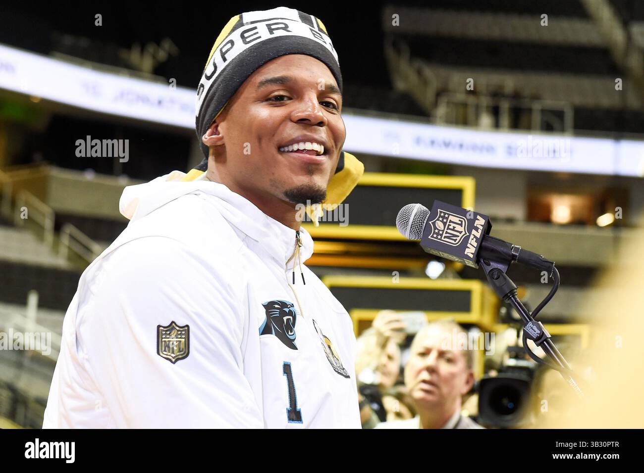 Lunedì 1 febbraio 2016: Il quarterback dei Carolina Panthers Cam Newton (1) parla con i membri dei media durante il giorno di apertura delle conferenze stampa per il Super Bowl 50 della National Football League tra i Denver Broncos e i Carolina Panthers al SAP Center, a San Jose, California. Eric Canha/CSM(immagine di credito: © Eric Canha/CSM tramite filo ZUMA) Foto Stock
