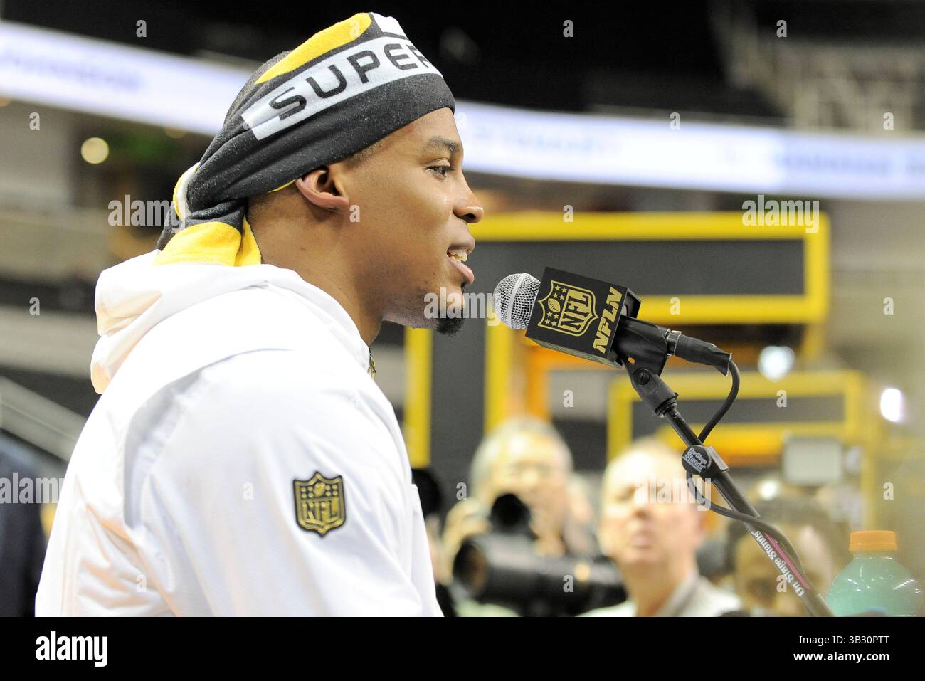 Lunedì 1 febbraio 2016: Il quarterback dei Carolina Panthers Cam Newton (1) parla con i membri dei media durante il giorno di apertura delle conferenze stampa per il Super Bowl 50 della National Football League tra i Denver Broncos e i Carolina Panthers al SAP Center, a San Jose, California. Eric Canha/CSM(immagine di credito: © Eric Canha/CSM tramite filo ZUMA) Foto Stock