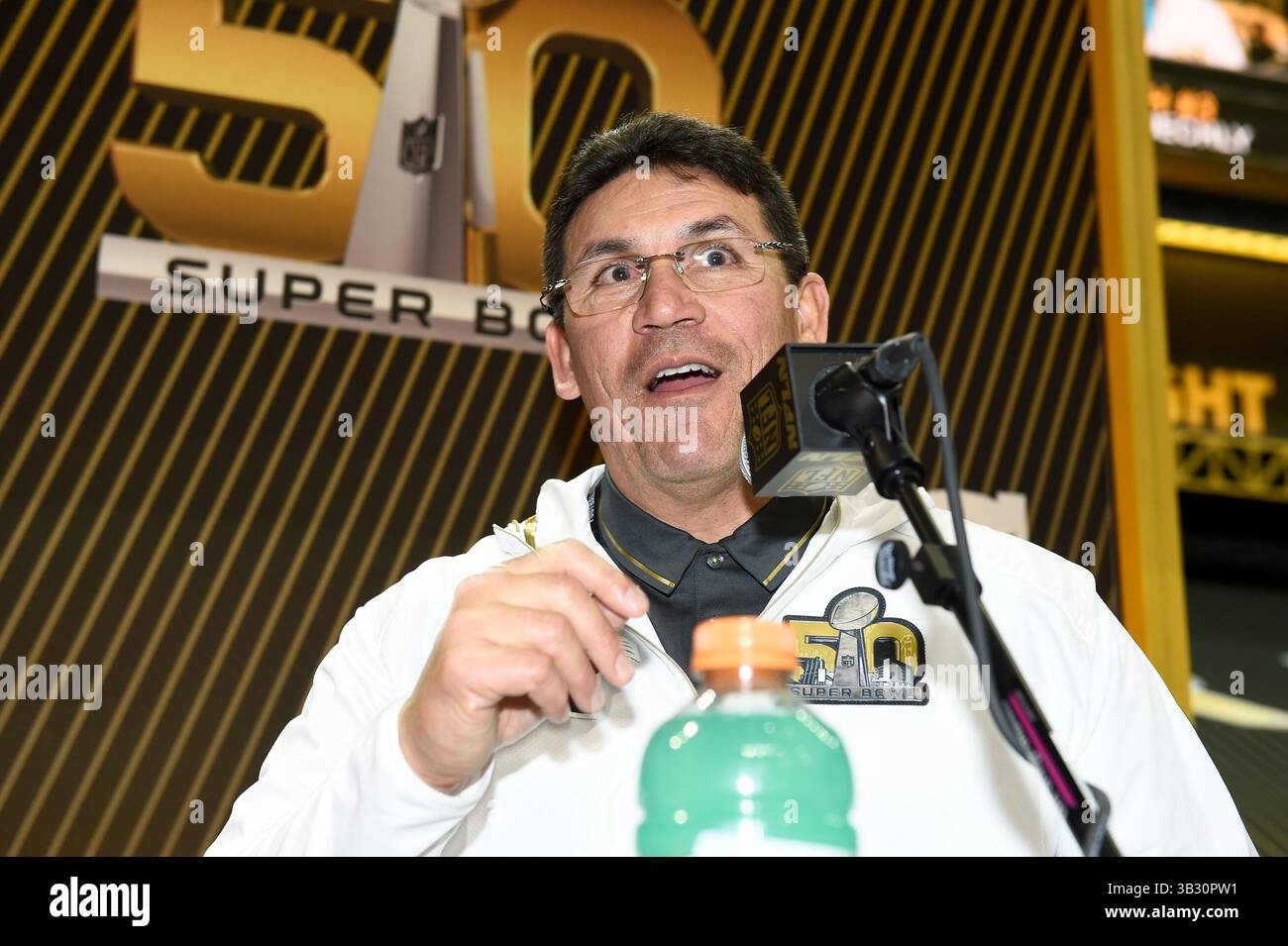 Lunedì 1 febbraio 2016: Ron Rivera, capo-allenatore dei Carolina Panthers, parla con i membri dei media durante il giorno di apertura delle conferenze stampa per il Super Bowl 50 della National Football League tra i Denver Broncos e i Carolina Panthers al SAP Center, a San Jose, California. Eric Canha/CSM(immagine di credito: © Eric Canha/CSM tramite filo ZUMA) Foto Stock