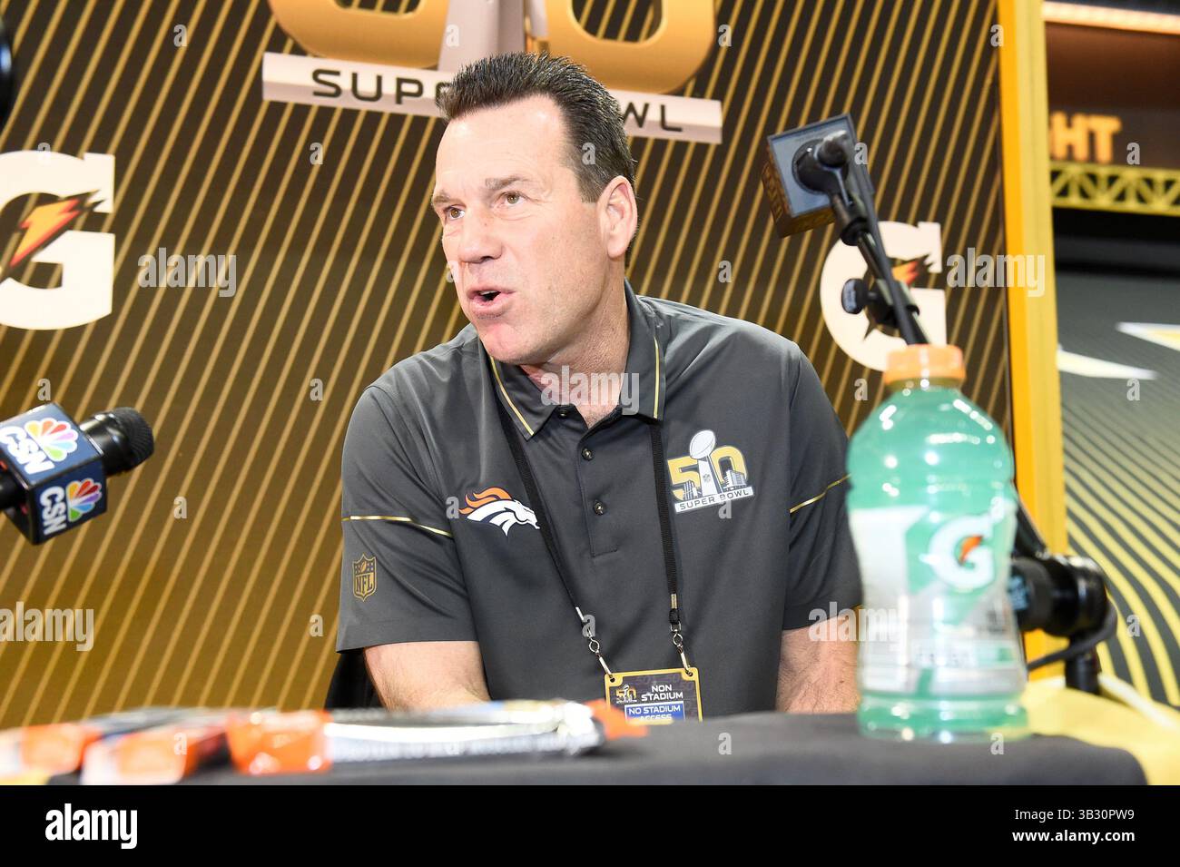 Lunedì 1 febbraio 2016: Il capo-allenatore dei Denver Broncos Gary Kubiak parla con i membri dei media durante il giorno di apertura delle conferenze stampa per il Super Bowl 50 della National Football League tra i Denver Broncos e i Carolina Panthers al SAP Center, a San Jose, California. Eric Canha/CSM(immagine di credito: © Eric Canha/CSM tramite filo ZUMA) Foto Stock