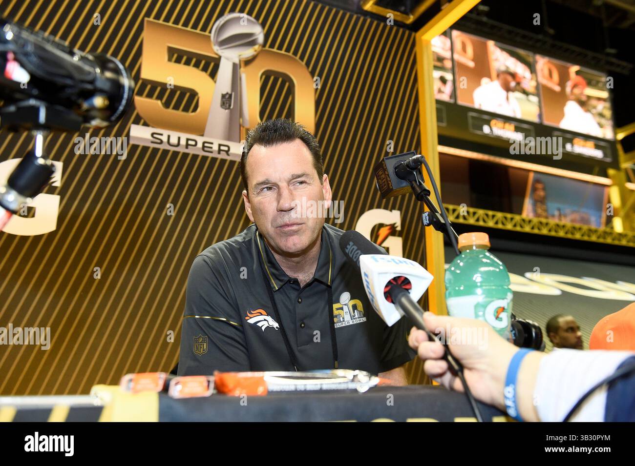Lunedì 1 febbraio 2016: Il capo-allenatore dei Denver Broncos Gary Kubiak parla con i membri dei media durante il giorno di apertura delle conferenze stampa per il Super Bowl 50 della National Football League tra i Denver Broncos e i Carolina Panthers al SAP Center, a San Jose, California. Eric Canha/CSM(immagine di credito: © Eric Canha/CSM tramite filo ZUMA) Foto Stock