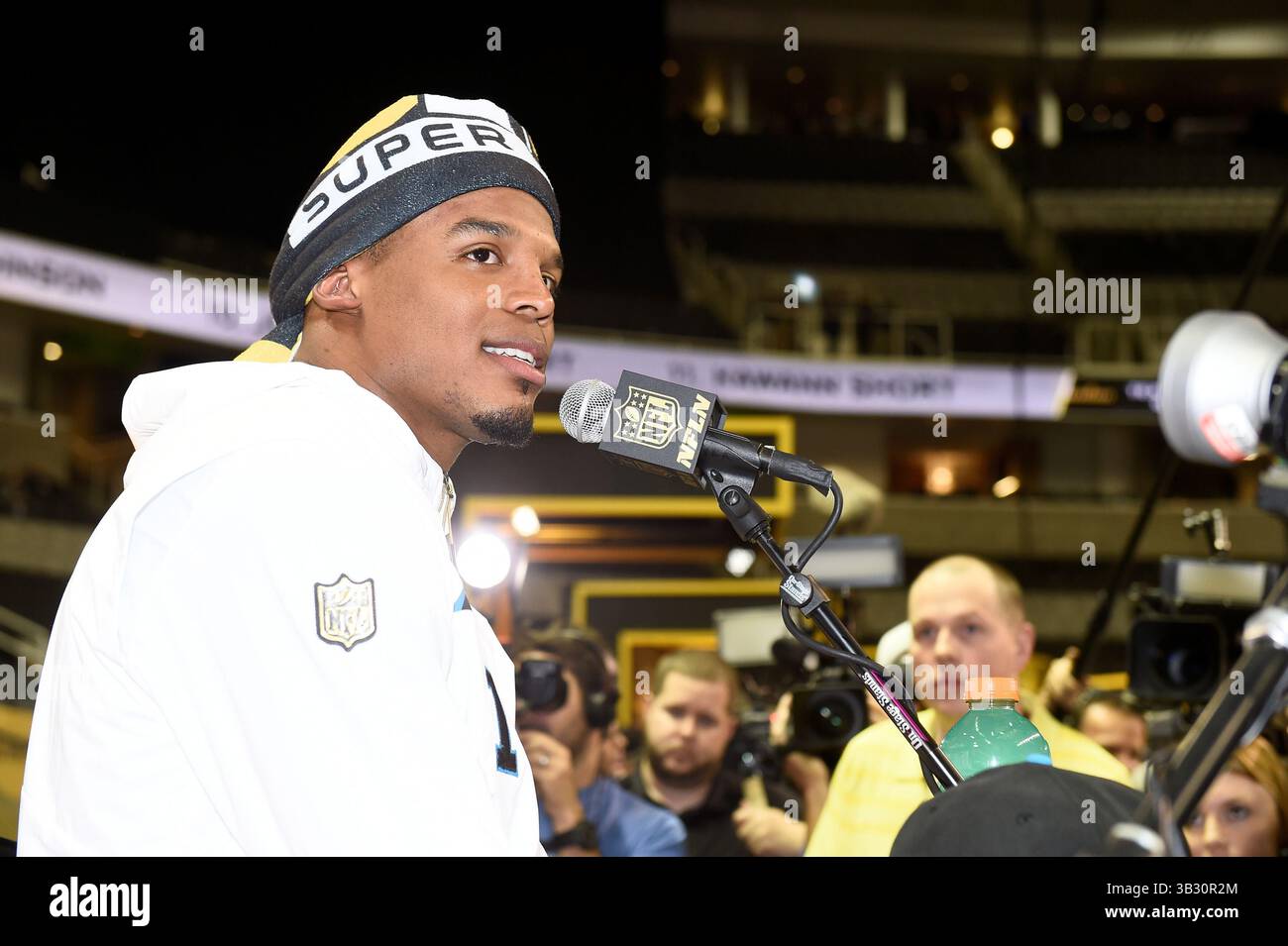 Lunedì 1 febbraio 2016: Il quarterback dei Carolina Panthers Cam Newton (1) parla con i membri dei media durante il giorno di apertura delle conferenze stampa per il Super Bowl 50 della National Football League tra i Denver Broncos e i Carolina Panthers al SAP Center, a San Jose, California. Eric Canha/CSM(immagine di credito: © Eric Canha/CSM tramite filo ZUMA) Foto Stock