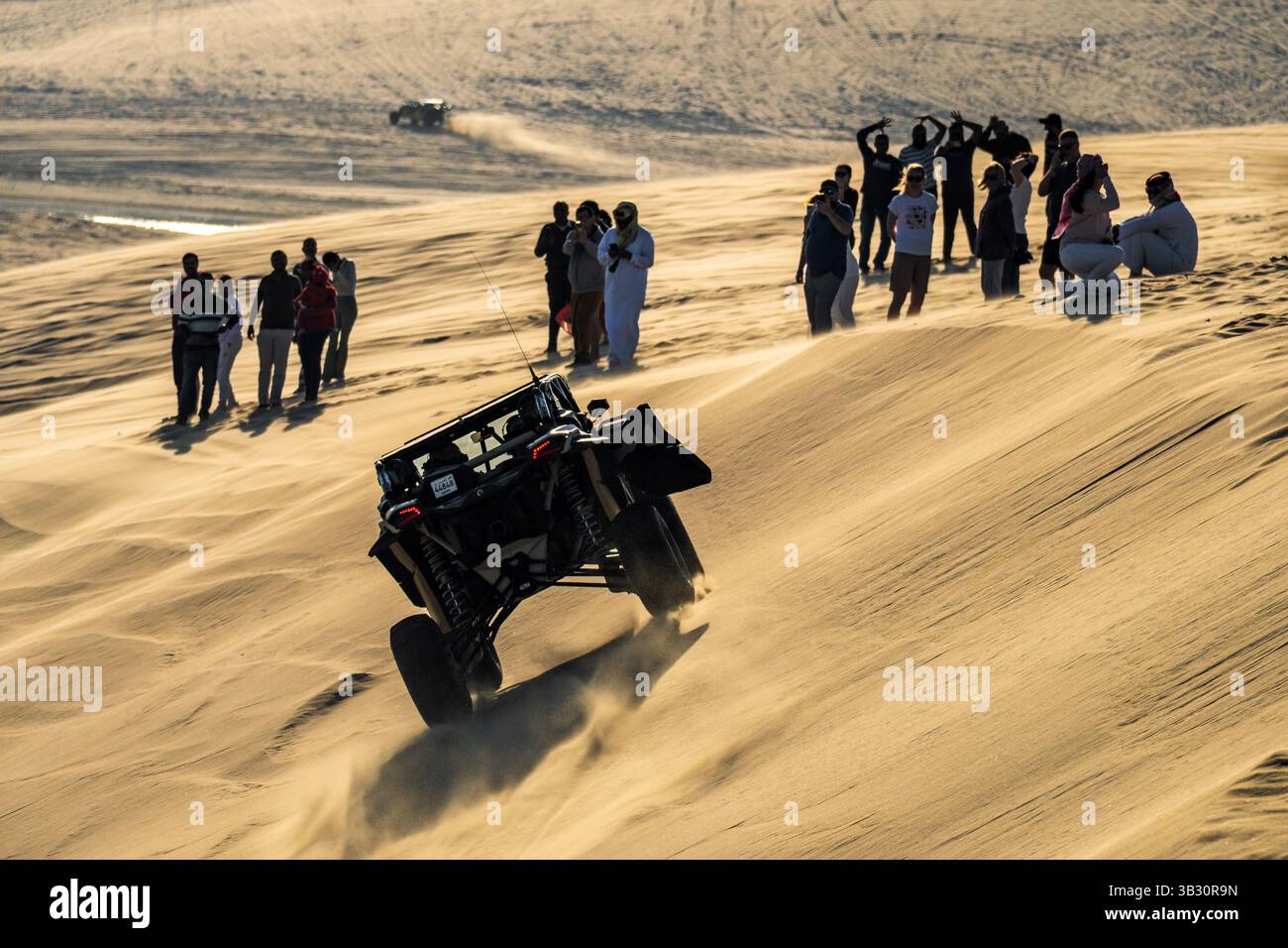 Doha, Qatar, 31 gennaio 2025: Buggy off Road tra le dune di sabbia del deserto del Qatar. Intrattenere i turisti nel deserto. Foto Stock
