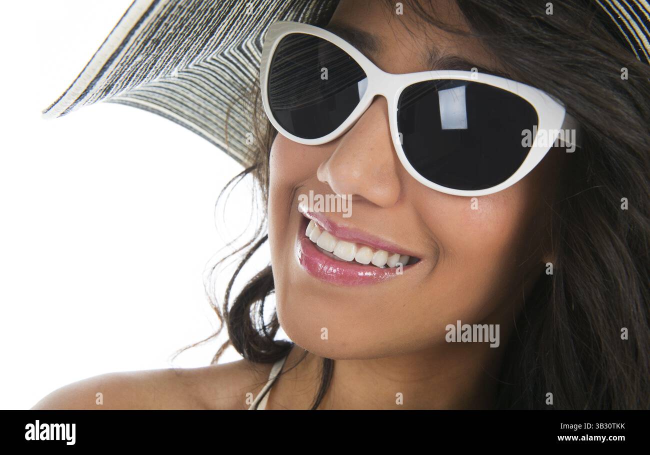 Nero donna in bikini con paglia estate cappello e occhiali da sole isolate su sfondo bianco Foto Stock